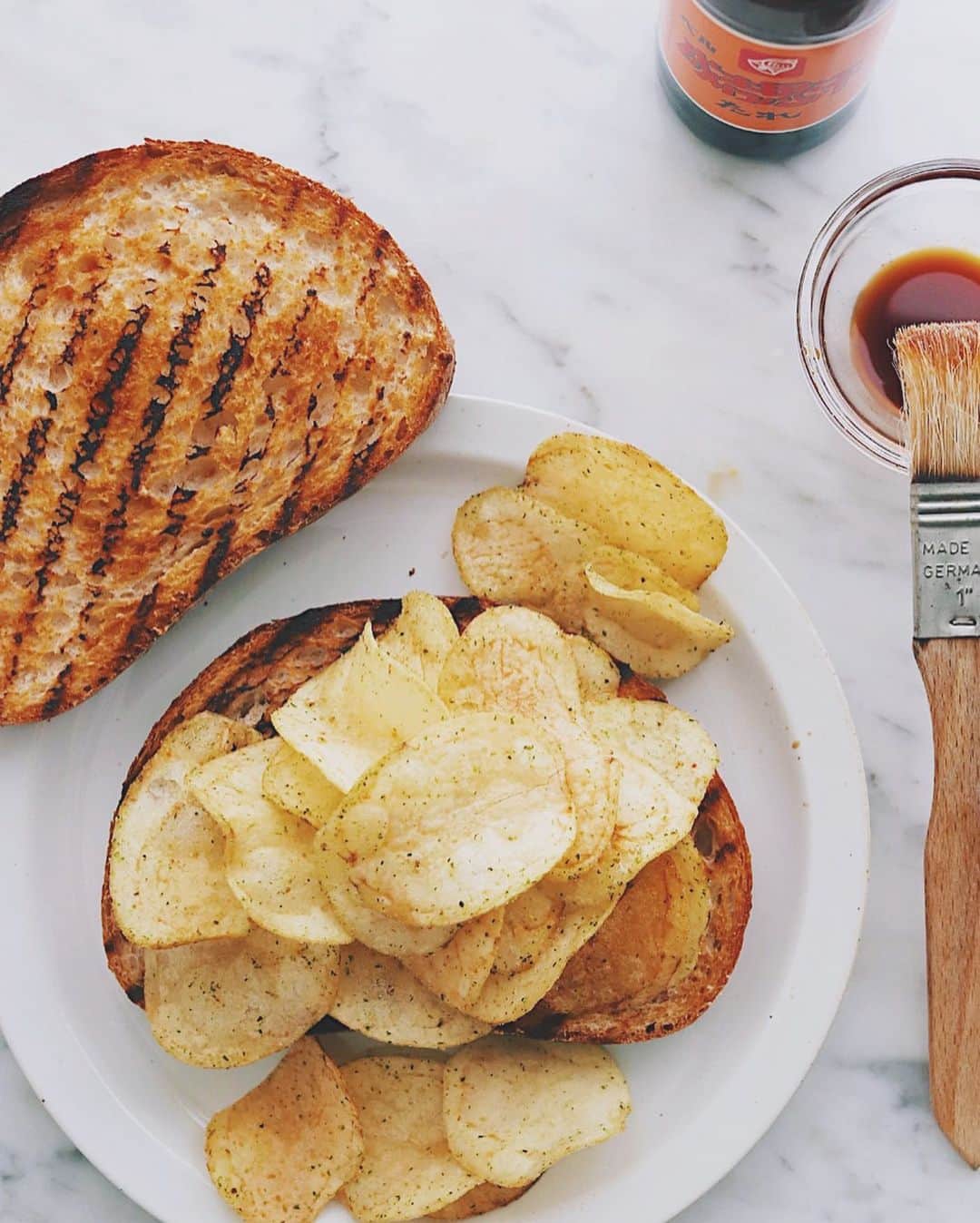樋口正樹さんのインスタグラム写真 - (樋口正樹Instagram)「Potato chips sandwich . 今日は３．１３は サンドイッチの日。 昨日、エミさんが 投稿してたアレね。 ポテチサンドです！ 🌻👉 @himawari_emi ↑フォローお勧め . . ウチでは濃いめに アレンジを加えて、 こんがり焼いたら パンにベル塗って、 たっぷりのり塩の ホットサンドです。 サクサクで美味い！ . . #まいにちがきねん日 #サンドイッチの日  #サンドイッチ #朝ごパン #ポテトチップス#ポテチ #タカキベーカリー #🥪 #サンドイッチ部 #sandwich #sandwichgram #sandwichoftheday #instasandwich #potatochipssandwich」3月13日 7時54分 - higuccini