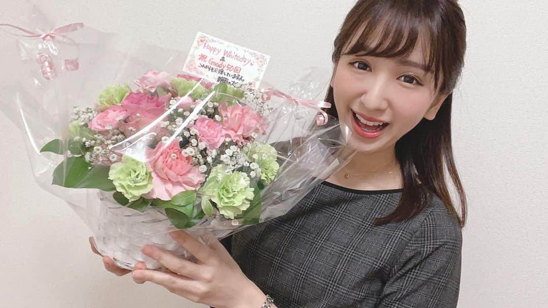 のインスタグラム：「☺︎🎤﻿ ﻿ ぐでぃーもーにん♪﻿ ﻿ なんと...今日の #ぐでぃ は担当して50回目の放送ᐠ( ᐛ )ᐟ🎤﻿ ﻿ ZIPPIEからお花が届きましたー💐﻿ てんきゅー♡うれしぃー♡﻿ ﻿ あすはホワイトデーということで、愛情いっぱいで今日もお届けします💝笑﻿ 引き続き、bloomy*とぐでぃよろしくお願いします🦁🧡﻿ ﻿ #zipfm #ホワイトデー #zipfmgoody ﻿ #名古屋 #flower #お花 #高木マーガレット﻿ #50回」