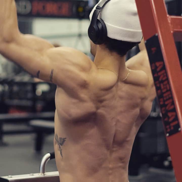 Steven Kellyのインスタグラム：「Here’s an old clip of me crushing back a little over a month ago. I have a shoulder injury that’s keeping me out of the gym for another 4 weeks. Started PT today though! I’ll be posting all my current supplements on my story tonight with swipe up links to give you guys free shipping. These supplements have been critical to the success of my physical transformation!... and I know you’ve been asking for MONTHS. I’ll throw the link in my bio as well to check out the full site. Thanks for all your support, and I hope you guys are crushing it with summer right around the corner. I’ll be right there with you as soon as I’m able! 💪🏼」