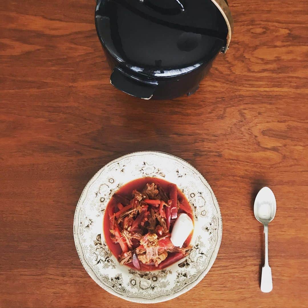 伊藤まさこさんのインスタグラム写真 - (伊藤まさこInstagram)「朝ごはんはボルシチ(ディル省略)。ビーツの赤がアンティ・ヌルメスニエミの黒の鍋によく合ってた(満足)。」3月13日 8時42分 - masakoito29