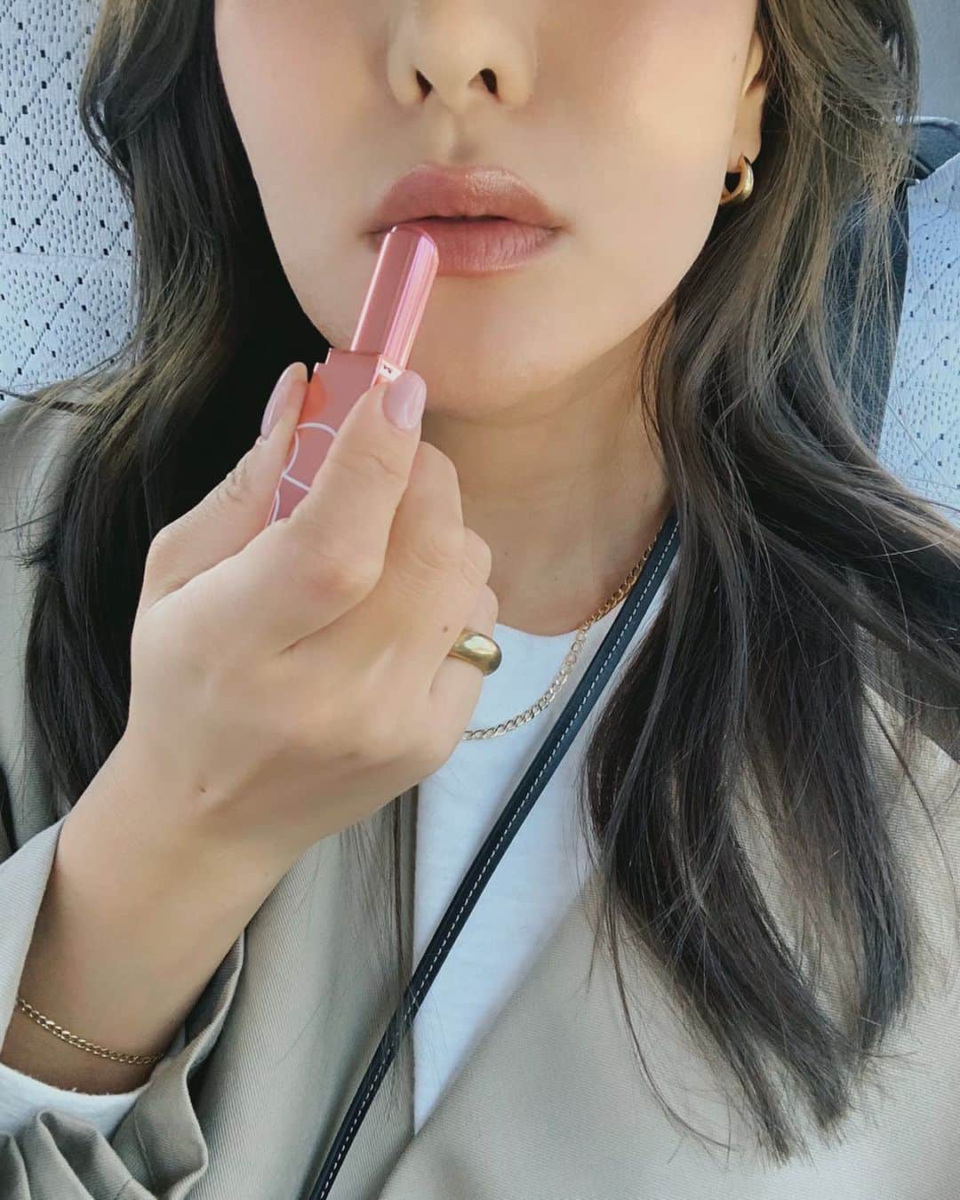 小竹麻美のインスタグラム：「NARSからTHE AFTERGLOW COLLECTIONが今日から発売されるよ💓 優しくじゅわっとシアーに色づくリップバームは、保湿力たっぷりで今の季節に最高！綺麗な艶感と心地よいテクスチャーで一度塗るともう手放したくない♡  最近はこの2本を持ち歩いています✌🏼 DOLCE VITA（1356） WICKED WAYS（1358）  手持ちのリップに重ねても今っぽい質感になるし、たっぷりと潤うし欠かせない♡ @NARSissist #NARSissist #NARSPartner #NARSafterglow」