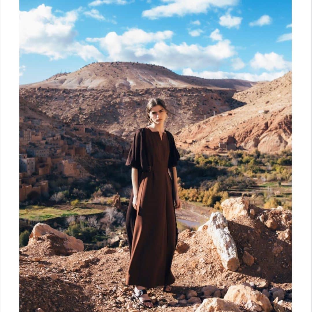 柏田テツヲさんのインスタグラム写真 - (柏田テツヲInstagram)「モロッコを10日間駆け抜けた日々 アトラス山脈を越えてサハラ砂漠へ 青空、光を求めて皆んなで走った思い出の形 素晴らしき旅でした。  Thanks a lot  Art direction @yumore  Styling @natsukokanekoop  Hair&Make @yoshikazumiyamoto  Model @niekeethecat Coordinate @dearmorocco  Thanks @maaaaaki17」3月13日 8時51分 - tetsuokashiwada