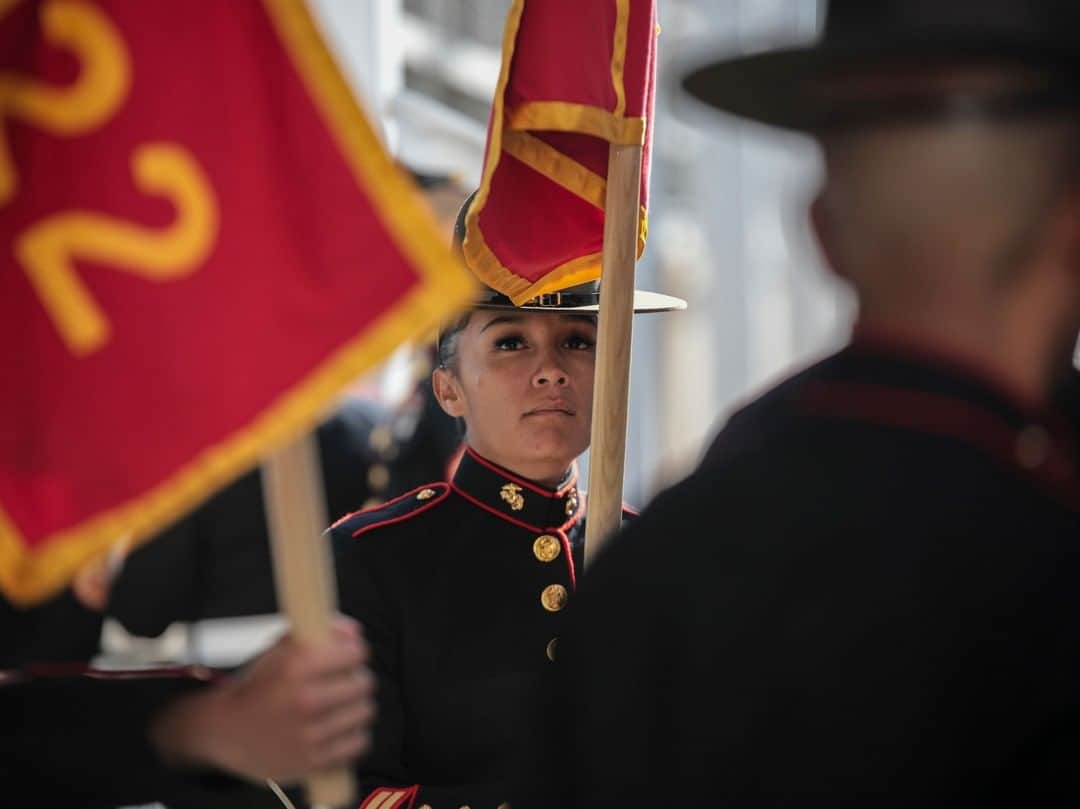 アメリカ海兵隊さんのインスタグラム写真 - (アメリカ海兵隊Instagram)「Serious Face  A drill instructor with Bravo Company, 1st Recruit Training Battalion, retires her platoon guidon after Bravo Company's graduation on @mcrdparrisisland. (U.S. Marine Corps photo by Sgt. Dana Beesley)  #USMC #Military #Marines #ParrisIsland」3月13日 9時00分 - marines