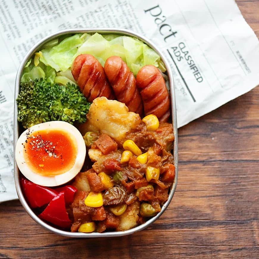 yukirichi119さんのインスタグラム写真 - (yukirichi119Instagram)「2020/03/13(金) #2020ゆきりち弁当 ＊ おはようございます🌞😊🌞 ここ数日やばい💨 東京土産のお菓子が美味しすぎて 食べすぎてまうー😱 ＊ 相変わらずの ちょこっと糖質オフのオット弁当🍱 ＊ メインおかずは、 オットの大好きな白身魚🐟💕 ｢白身魚のフリット野菜カレーソース｣ なんと #冷食 ❗ゎ( ˙◊˙ )ぉ 今月も FIT FOOD HOME ( #フィットフードホーム ) @fitfood_home さんから 美味しい美味しいおかずたちが届きましたー🤗 ＊ 前回、お弁当にも便利って紹介したので、 今回は、宣言通りお弁当で👍 ＊ どのおかずも オサレで美味しいし、何より超便利😍 働くお母さんにぜひオススメしたい✨ 冷食って言っても #手作り #無添加 なんだよ❗ お子さんも妊婦さんも安心して食べられる。 使わないテはないよ、マジで。 ＊ ちなみに #糖質オフ 家庭なのでご飯は #野菜炒め だよー🤭 ＊ #冷凍食品 だから、ストックしとけば超便利👌 ホント素晴らしい👏 またあとで他のおかずも紹介するねー🖐😉 ＊ お得にお試しできる ｢おためしセット｣オススメです☝️ 詳しくはフィットフードホームさんへ➡ @fitfood_home ＊ 📕著書 ｢糖質オフの満足弁当で 夫婦ともに3か月で10キロヤセました｣(KADOKAWA) 美味しく食べて楽しくダイエットしましょー😘💕 プロフ( @yukirichi119 )からAmazonに飛べます🤩 --------------------------------------------------- #白身魚 #カレー味 #弁当 #お弁当 #レンチン #工房アイザワ #旦那弁当 #糖質オフ #糖質制限 #糖質制限中 #炭水化物抜き #ゆる糖質制限 #食べて痩せる #ゆる糖質オフ #lunch #bento #昼ご飯 #lunchbox # #japanesefood #ダイエットごはん #pr #ダイエット #diet」3月13日 9時14分 - yukirichi119
