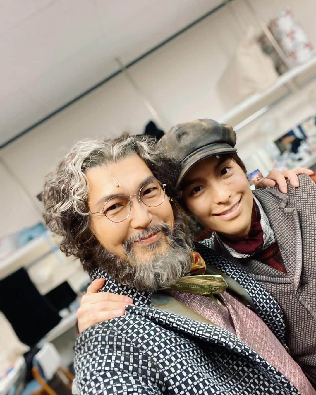大澄賢也のインスタグラム：「#アナスタシア Anastasia  10日遅れで始まって、3日間公演してまた中止され20日まで延期  直人は3回で千秋楽を迎えたー  直人、最高だったよー 直人と共有した稽古、舞台上での交流は、自分の宝物ー 本当に有難うー感謝を込めて🙏  またいつか必ず、ロシアからパリへの旅、一緒に行こう👍  #海宝直人」