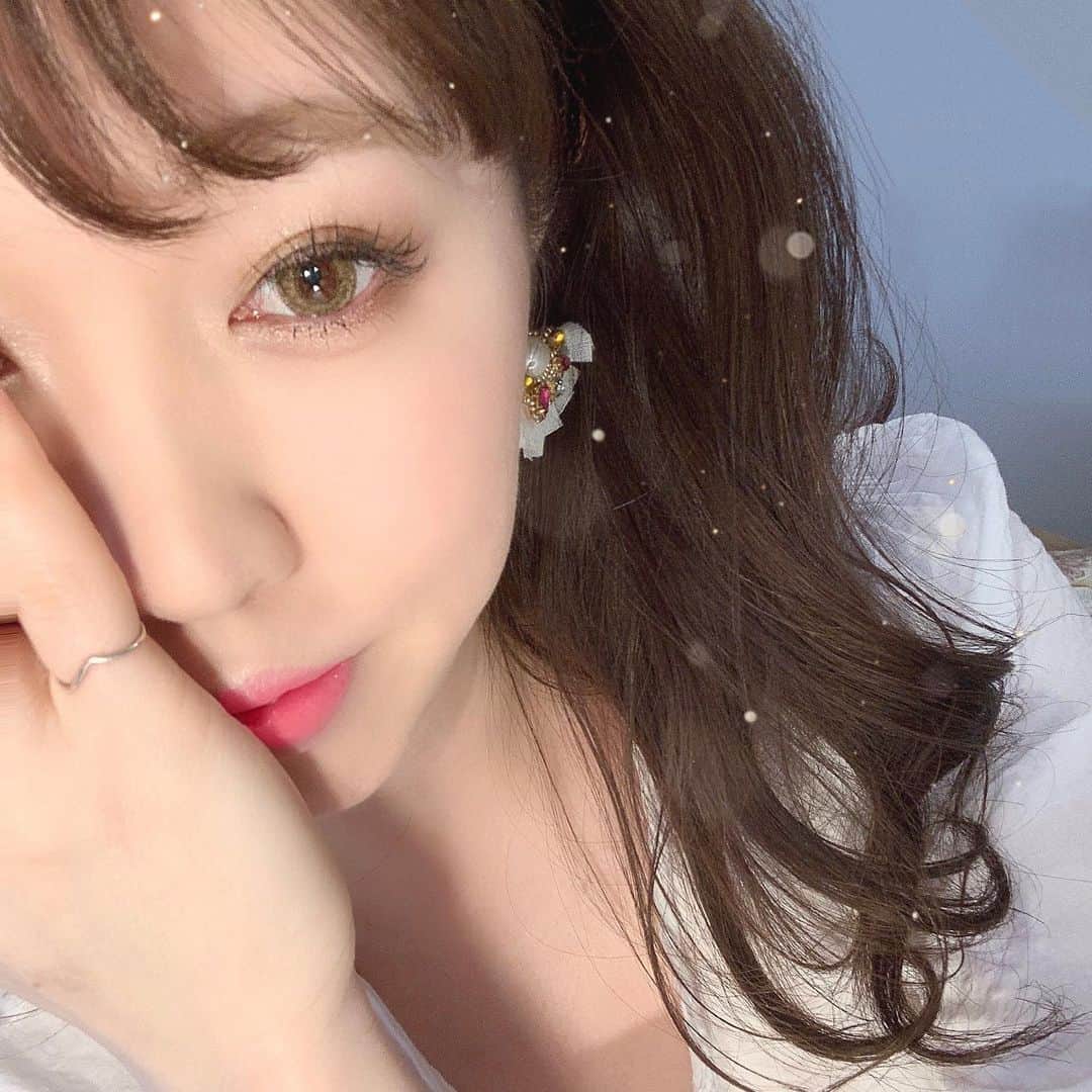 k i ｒa r a のインスタグラム：「𝐦𝐚𝐤𝐞﻿ ﻿ 今日のメイク👶🏻﻿ ﻿ エクセルの3色シャドウ﻿ でグラデしてチークは﻿ ラデュレのピンクをふわっと﻿ のせてリップはシュウウエムラの﻿ ピンクリップをポンポン塗り🧏🏼‍♀️」