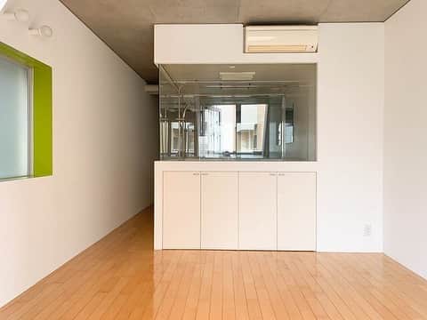 グッドルームさんのインスタグラム写真 - (グッドルームInstagram)「▼色気と気品に、渋みを塗して⁠ ⁠ ⁠ この部屋が似合う、⁠ 渋い大人になりたいものです。⁠ ⁠ -------------------⁠ ⁠ 東京 #麻布十番 1LDK 39.13㎡⁠ ⁠ 水回りを真ん中に配置、⁠ 空間を2つに分けた1LDKタイプのお部屋。⁠ ⁠ 洗練された印象のキッチンやサニタリー、⁠ 白く美しい空間にうっとりしてしまいました。⁠ ⁠ そして、天井にはコンクリートの打ちっ放し。⁠ 洗練された空間に渋みを塗して。⁠ グッと空間を引き締めています。⁠ ⁠ 2つに分かれた空間を利用して、⁠ 生活エリアを分けるのも良いかもしれない。⁠ ⁠ 例えば、奥の部屋は寝室などプライベート空間に。⁠ ⁠ 玄関と繋がるリビング側は、⁠ オープンキッチンを生かし、⁠ 来客時にもてなせるような空間に。⁠ ⁠ そんな使い方もできそうです。⁠ ⁠ 大人の色気を感じるような、そんなお部屋。⁠ ⁠ ・⁠ こちらの物件は実際に住めるお部屋です。詳細はストーリー、ハイライトにて！⁠ ・⁠ こだわりのお部屋探しは、@goodroom_jp から URLをチェック！⁣⁣⁣⁣⁣⁣⁣⁣⁣⠀⁣⠀﻿⁠ ・⠀﻿⁠ ※最新のお家賃につきましては、リンク先物件ページからご確認ください。⁠」3月13日 18時34分 - goodroom_jp