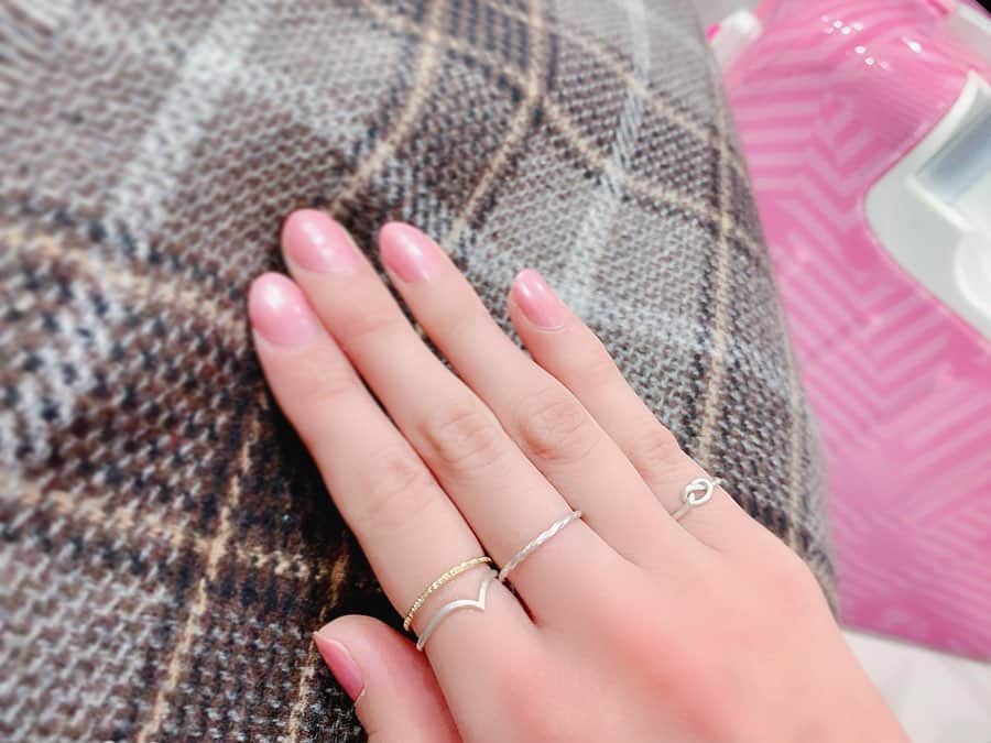 のインスタグラム：「💖 . おNEWの指輪ちゃんたち💍✨ .  @ninesc_yokohama のハンドメイドリング✨ . シンプルなデザインを重ね付けしてさりげなく手元をおしゃれに✨ デザインや色の組み合わせめっちゃ迷ったけどお店のスタッフさんにアドバイスしてもらいながら満足いく組み合わせができた❤️ . . #ナインズシー#渋谷アクセサリー#ハンドメイドリング#シンプルデザイン#オリジナルデザインリング#指輪重ね付け#シルバーリング#ブラスリング#pr#コラボベース#accessory#fashion」