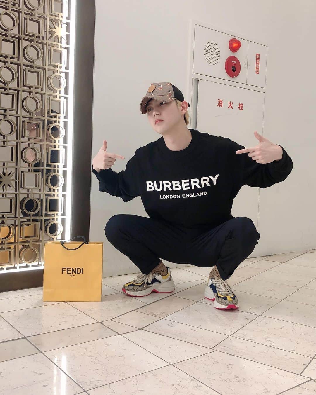 インジュン のインスタグラム：「夜のファッションはカジュアル✌️ 何点でしょ~~~~~ 저녁은 캐주얼하게~~~~✌️ 옷두번 갈아입은..ㅋ몇점~~? . . . #인준#셀카#셀피#패션#일상#쇼핑 #injun#shopping#fashion#l4l#daily #インジュン#ファッション#カジュアル #今日のファッションは何点~~?」