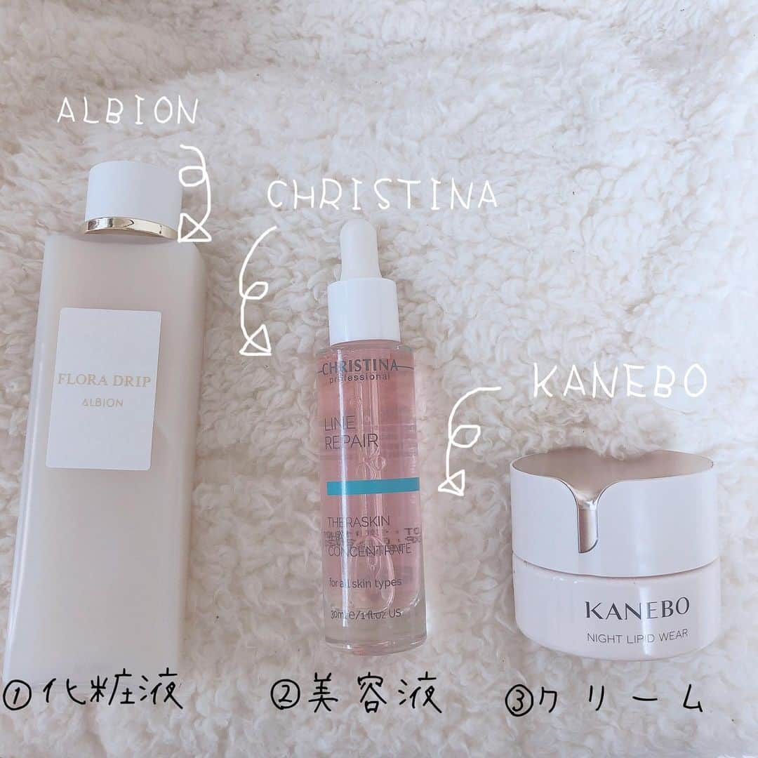 MANAE【Violet】さんのインスタグラム写真 - (MANAE【Violet】Instagram)「最近のスキンケア . お肌はいつでもだれよりもピチピチでいたい！！！笑 . いつ肌診断されても完璧でいたい！🙋‍♀️ . とゆう私が最近使ってる定番がこちら！！笑 . 趣味だからスキンケア系はめちゃくちゃ試したいし、頻繁に変えたり日によって変えてます🙆‍♀️💕 . ①化粧液 アルビオンのフローラドリップうちの社長も使ってるみたいでwwやはり人気ですね❤️ アルビオンはずっとエクシアシリーズとかも使ってて大好きだから、今回はエクシアとかよりアルコール感？が少なくてめちゃ好き！そして、化粧水！じゃなくて化粧液ってゆうネーミングがピタっ✨とはまるテクスチャーです❤️ . より奥に奥にってなりたい方は化粧水を前になってそのあとにやるのもおすすめ！！私はよくやります☆ . ②美容液 美容液マニアなので大量にありますが、最近ゲットしたこの子をおすすめ💕 先日　@haab__shinjyuku にお邪魔したときに即買い。笑 ずっと使ってみたかったので☆ カプセル化されたヒアルロン酸がはいってて、奥の奥の深いところまで届いて広がるから内側からシワとか伸ばしてくれるんだって！！！なんて魅力的❤️笑 . ③クリーム この前も紹介した、KANEBOのナイトクリーム！この子は本当よく朝まで潤いを感じさせてくれて、テクスチャーも硬すぎずやわらかすぎず。みずみずしいからすごく好み💕 仕上がりはうるおってふんわりする感じですかね😍 . 他にもスキンケアはアイクリームとか、オイル、パックとかもするけど、 クレンジングもたくさん種類あるしもうとにかく試したい！🙆‍♀️って感じなのでこれからはいろいろ紹介していきたいと思います💓 . 少しでも参考になれば...♡♡♡ . #スキンケア　#肌荒れ #肌ケア #クリスティーナ　#albion #kanebo #美白　#シワ　#美容オタ　#美容師　#美容室violet」3月13日 18時39分 - manae_violet