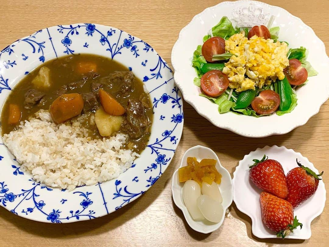 桜井未来さんのインスタグラム写真 - (桜井未来Instagram)「牛肉のブロックを買ったのでカレーにしました😊🍛 ミモザサラダ風にスクランブルエッグを乗せたサラダも🥗💓 ・ ・ ・ ・  #女の子ママ #ママ #baby #ママ友募集 #赤ちゃんのいる生活 #ママサークル #ママイベント #ママ会 #都内ママ #ベビスタグラム #mamagirl #ベビフル #コドモダカラ #コドモノ #ママリ #親バカ部 #新米ママ東京部 #ベビモ #みきてぃー食堂 #料理 #手作り料理 #カレー #カレーライス #カレー部 #カレー好きな人と繋がりたい」3月13日 18時47分 - miki.sakurai0214