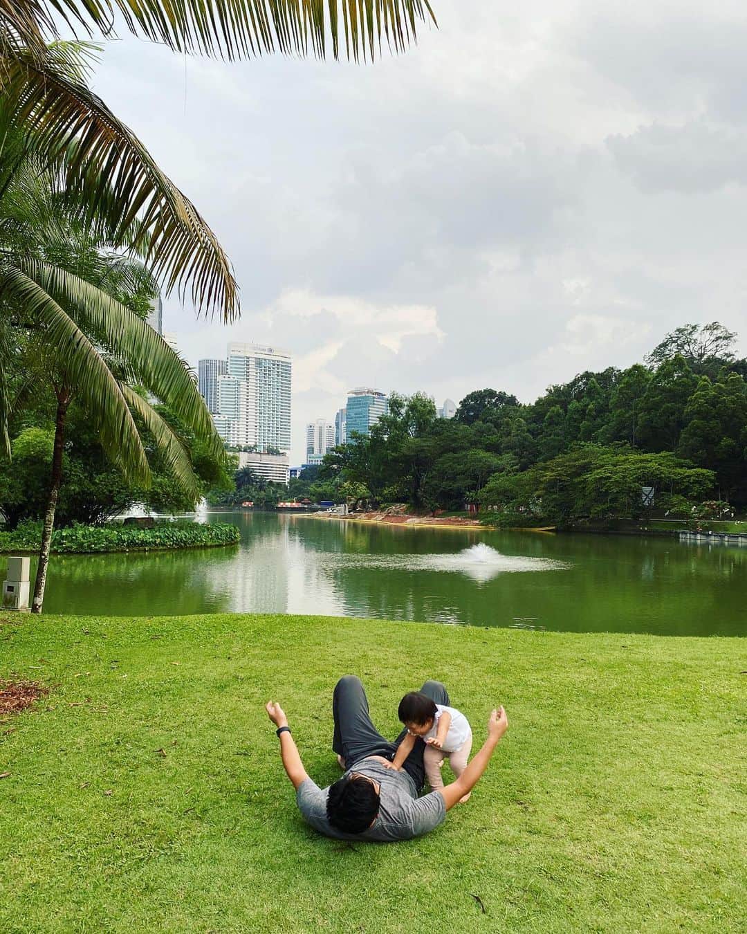 吉田ちかさんのインスタグラム写真 - (吉田ちかInstagram)「Went to the Perdana Botanical Gardens for a little picnic last night. It’s a huge park in the middle of KL and being a weekday and with a lot less people out these days, we pretty much had the lawn to ourselves! Pudding spends most of the day indoors at preschool so she was super excited to be able to run around and go wild!﻿ ﻿ Thank you guys for all the comments on yesterday’s video. I know a lot of you guys are stuck at home and may not be able to do a lot right now. We’re definitely not as active as we usually are, but things seem to be a bit calmer here in Malaysia so I hope our posts give you a  break and a bit of positive energy :) ﻿ ﻿ クアラルンプールのど真ん中にある巨大な植物園でちょっとしたピクニック😊 平日で人も少なく、芝生はほぼ貸し切り状態！保育園はずっと室内なので、外でのびのびと遊べてプリンも大喜び☆﻿ ﻿ 昨日アップした動画に沢山のコメントをありがとうございました！このようなセンシティブな内容について発信をするのは結構勇気がいるのですが、自分たちの現状について、私たちの考え方を皆さんと共有できてよかったです！﻿ ﻿ 日曜日からフードウィークが始まりますが🤤その前にもう一本！おさるさんの英語力アッププロジェクトの経過報告？を今夜アップします🙈 お家から出れない方も沢山いると思います。私たちもいつもに比べるとだいぶ大人しくしていますが、クアラルンプールは比較的落ち着いているので、私たちの投稿が少しでも皆さんに元気を与えられますように！﻿ ﻿ #髪がぐちゃぐちゃ #根元やばい #子育てしながら自分のメンテナンス #大事だけど大変😅」3月13日 18時55分 - bilingirl_chika