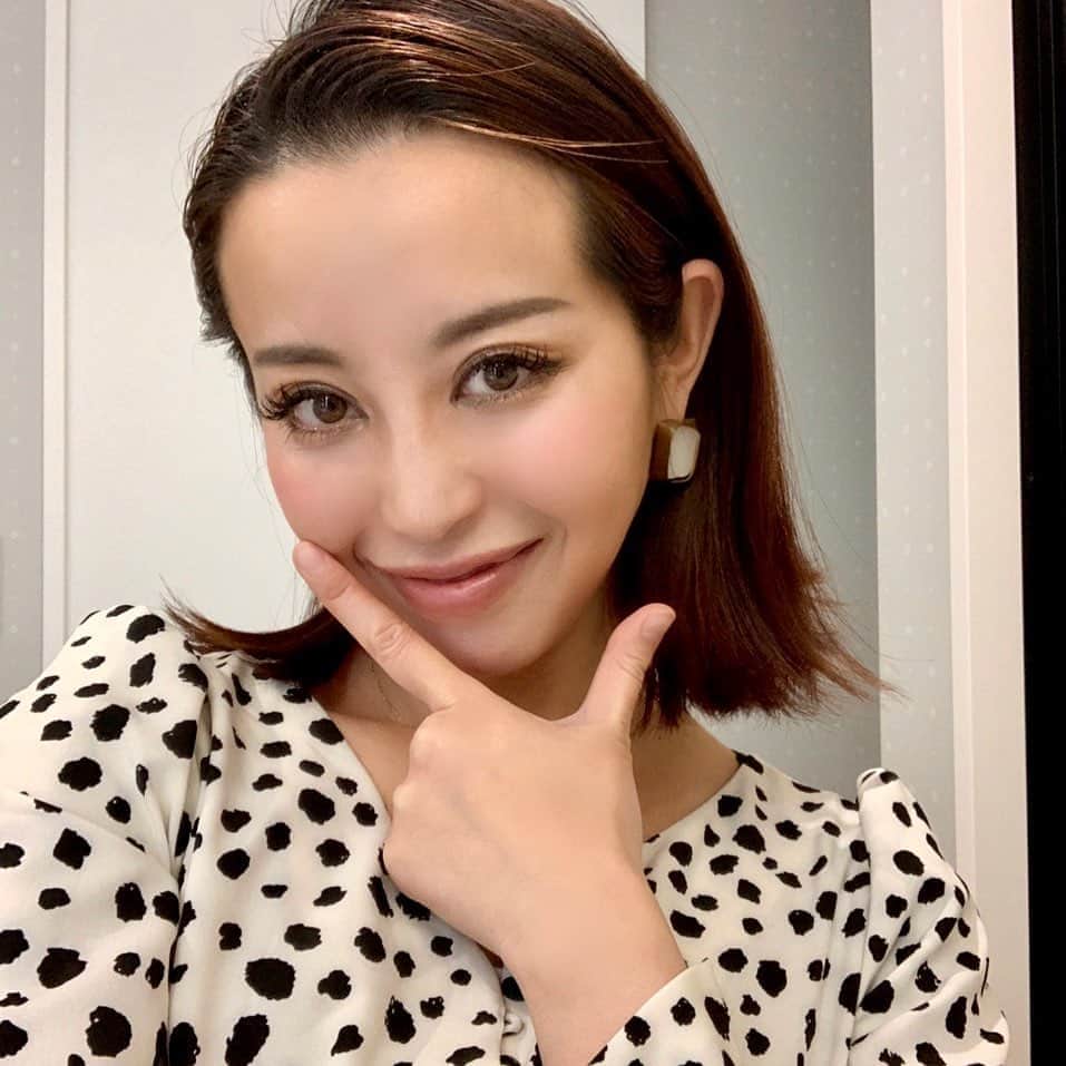 PINKYのインスタグラム：「娘に最近言われること。 . 👧🏻『ママ、きょうメイクしてないの？』 . 👩🏻『え！？ うん…したほうが良いかな？😅』 . 👧🏻『あしたはメイクしたほうがいいんじゃない？』 . 👩🏻『…分かりましたー😅』 . そして翌日 . 👩🏻『ほら、メイクしたよー💄 どう？🤗』 . 👧🏻『リップは？』 . 👩🏻『…塗るね！💄😂』 . 娘の女子力よ… .  それ、どこで覚えたん？w . 彼女は私がお化粧してるほうが良いみたいで、お化粧すると 『ママかわいいねー❤️👧🏻』と、褒めてくれます😂💄 ・・・ ・・・ #love #happy #family #mamalife #babygirl #娘によく言われること #2歳8ヶ月 #makeup #メイク #Lフィンガー ← #これは娘が最近よくやるポーズ w」