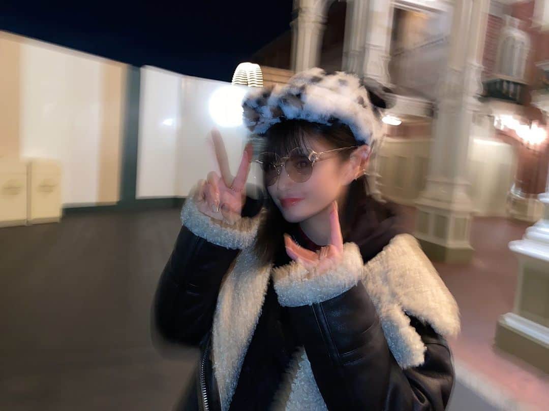 望月朱音  のインスタグラム：「こんばんわ🥱﻿ いつも眠いです。。﻿ ﻿ ﻿ 先月ディズニーに行った時の写真を載せようと思います。。﻿ 休園になる前にギリギリ行けたので危なかったです…﻿ ﻿ ﻿ 最近あったかくなってきてたので外に出たい気持ちは分かります﻿ ﻿ ということで今週沖縄に行ってきたのでまた投稿しますいずれすぐに😋﻿その前に載せるものもあるかもしれませんが分かりません😌  #ディズニー #ディズニーランド #ディズニーコーデ #ディズニーカチューシャ #disney #disneyland」