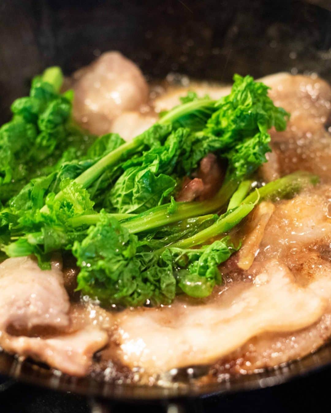Iguchi Takuto... おうちごはんおじさんさんのインスタグラム写真 - (Iguchi Takuto... おうちごはんおじさんInstagram)「🍳Today’s kitchen(📝レシピあり)﻿ •菜の花と豚バラのがっつり丼﻿ 3月になると、菜の花を使った料理を日々作るのですが、﻿ 今回はこってりな豚丼に菜の花を合わせたスタミナメニュー。﻿ 豚の美味しい脂身と、菜の花のほろ苦さが絶妙で、﻿ とっても美味しいがっつり丼です🐷☘﻿#菜の花 #豚丼 おうちごはん(@ouchigohan.jp)の連載には、﻿ 写真付きの詳細レシピと、菜の花と豆腐のなめこ汁﻿ のレシピも紹介してますので、是非ご覧下さいね！﻿ ストーリーズから飛べるようにしときます📝﻿ ﻿ 🍖材料（1人前）﻿ ・ごはん……茶碗一杯分﻿ ・豚バラ……150g﻿ ・菜の花……50g﻿ ・ごま油……大さじ1　﻿ ・焼肉のたれ……大さじ2﻿ ・めんつゆ……大さじ1﻿ ・砂糖……小さじ1﻿ ・卵黄……1個﻿ ﻿ 🔪下準備﻿ ・豚バラ肉を焼肉用のお肉ほどの大きさにカットしておく﻿ ・菜の花は食べやすい大きさにカットしておく﻿ ・菜の花を耐熱皿に入れ、500Wのレンジで1分加熱しておく﻿ ﻿ 🍳作り方﻿ 1. フライパンにごま油をしいて、中火で豚バラ肉を両面火が通るまで焼く。﻿ ﻿ 2. 菜の花、調味料を全て入れ、1分ほどタレを絡めながら焼く。﻿ ﻿ 3. 器にご飯をもり、豚バラと菜の花を盛り付け、最後に卵黄をのせたら完成。﻿ ﻿ 焼き肉のたれ×めんつゆが相性抜群！﻿ 焼き肉のたれとめんつゆの相性が抜群によく、﻿ 白いごはんがどんどん進む味付けです。﻿ プラスでバターを入れるのもおすすめ。﻿ コクが出ておいしさがアップします！﻿ ﻿ 是非お試し下さいね！！﻿ ﻿ ﻿ 美味しいで日本を元気に꒰⍨꒱.+*﻿ ﻿ ━…━…━…━…━…━…━…━…━…━﻿ ﻿ ▼.料理教室主宰しています🍳(..開講祝1年💐)﻿ Foodies Labo(@foodies_labo)﻿ 簡単×美味しいに拘り、都内で料理教室を開催しています。﻿ 料理初心者•初参加の方•お友達との参加も大歓迎🙆‍♂️🙆‍♀️﻿ まずは気軽にフォローして下さい！﻿ ﻿ ▼.デリバリー専門のレストランを始めました🍴 ﻿ Foodies Tokyo(@foodies_tokyo)﻿ 不定期での営業となりますが、﻿ Uber Eatsに出店しています！﻿ イベントなども都度行っていますので、﻿ 詳しくは、公式アカウントをご覧下さい！﻿ ﻿ ▼.ストーリーズのハイライトをまとめました🎥﻿ 過去にストーリーズで配信した、イベントの様子や、﻿ 企業さまとのお仕事、日々の料理のシーン、﻿ 自身の掲載記事など、アイコン毎にまとめています。﻿ ご興味ある方はご覧下さい！﻿ ﻿ ━…━…━…━…━…━…━…━…━…━ #おうちごはんおじさんのレシピ #時短レシピ #簡単レシピ #レシピ #フードスタイリスト#料理家#料理研究家#井口タクト#おうちごはん#おうちごはんおじさん#おうちごはんLover#料理男子#家庭料理#簡単料理#時短料理#簡単ごはん#手作りごはん#今日のごはん#料理記録#献立#飯テロ#フーディーテーブル#マカロニメイト#料理好きな人と繋がりたい#Foodstylist#ouchigohan_ojisan#IGersJP#japanesefood﻿」3月13日 19時07分 - ouchigohan_ojisan
