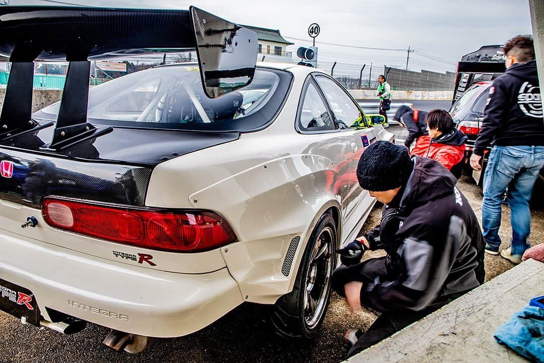 のインスタグラム：「_ ASLAN K24 Swapped Honda DC2 Integra Type R _ Shot on Feb-22 2020 "Attack TSUKUBA ( @tuningcartimeattack )" at Tsukuba Circuit (Ibaragi, Japan) _ owner: @klau99 tuner: @aslan_inc_japan photo: @mistbahn _ _ JP) 2020年02月22日、筑波サーキットで開催されたAttack筑波で撮影。 _ _ #tuningcartimeattack #attacktsukuba #attack筑波 #aslan #アスラン #aslan_inc_japan #tsukubacircuit #筑波サーキット #hondaintegra #dc2 #dc2r #dc2integra #itr #インテグラ #integra #hondaintegratyper #rsx #acurarsx #k20 #k20a #kswapped #kswap #k24 #kseries #voltexracing #timeattack #timeattackjapan #hondasontrack」