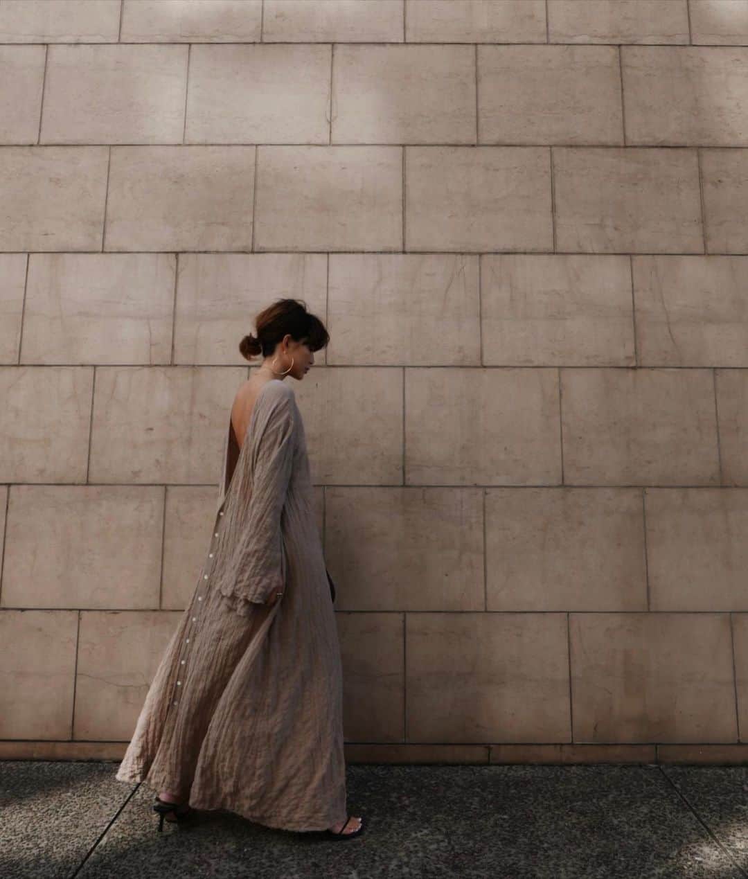 JUNNAのインスタグラム：「昨夜は沢山のオーダーをいただき ありがとうございました。  完売してしまった商品に関しまして、 一部再販が行える様に準備をしております。  本日からLUMINE新宿店でも先行予約が スタートしております。  店舗ではご試着も可能です。  大阪店は3月20日〜です。 お楽しみに...。 ・ ・ ・ 【先行予約スケジュール】 オンラインストア3月12〜3月18日 新宿店/3月13日〜3月17日 大阪店/3月20日〜3月24日  #etretokyo #2020etre_ss #bottegaveneta #bottegavenetabag #zarafashion #newbottega  #ザラ #夏コーデ #夏服 #カジュアル #ワンピース #サンダル #サンダルコーデ #ボッテガヴェネタ#156cm#sサイズコーデ #sサイズ #charlottechesnais #ボブ #ボブアレンジ #ボブヘアー #大人ボブ」