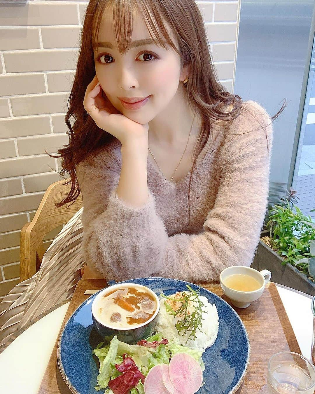 板橋瑠美さんのインスタグラム写真 - (板橋瑠美Instagram)「SONOKO cafeダイエット﻿ 結果大発表〜‼️✨✨✨﻿ ﻿ ﻿ ﻿ 3/8からスタートし、昨日、﻿ 5日間のダイエットプログラム﻿ ﻿ 【銀座ダイエット部】無事に終了❣️﻿ ﻿ ﻿ ﻿ 銀座ダイエット部は、﻿ ﻿ ノンオイル、無添加のソノコカフェの食品を﻿ ﻿ 1日2食の合計10食食べるプラン🍚﻿ ﻿ ﻿ ﻿ ﻿ ﻿ お店で食べられなくても、﻿ 2日分とかテイクアウトもできるよ💜﻿ ﻿ ﻿ ﻿ ﻿ ﻿ 食べて健康的に痩せるがテーマのSONOKO cafe。﻿ ﻿ ﻿ ﻿ ﻿ ﻿ ﻿ 五日間で…﻿ ﻿ ﻿ ﻿ ﻿ ﻿ ﻿ なんと…‼️﻿ ﻿ ﻿ ﻿ ﻿ ﻿ ﻿ ﻿ ﻿ ﻿ ﻿ ﻿ ﻿ ﻿ 結果は…﻿ ﻿ ﻿ ﻿ ﻿ ﻿ ﻿ ﻿ ﻿ ﻿ ﻿ ❤️3.2kg減❤️﻿ ﻿ ﻿ ﻿ ﻿ ♡✧。(⋈◍＞◡＜◍)。✧♡﻿ ﻿ わーーーーーーーーい♡！！！﻿ ﻿ ﻿ ﻿ ﻿ ﻿ ﻿ ﻿ 5日間のまとめをムービーにしたので、swipeしてね❤️﻿ ﻿ ﻿ ﻿ あと、YouTubeには五日間の密着動画を作るので、乞うご期待❗️﻿ ﻿ ﻿ ﻿ ﻿ ﻿ ﻿ 《ノンオイルにしてみて変わったこと》﻿ ﻿ 体がすごい軽くなった♡﻿ 肌が綺麗になった♡﻿ 浮腫まなくなった！♡﻿ 1日で疲れが取れ易い♡﻿ ﻿ ﻿ ﻿ ﻿ ダイエットだけではなく、美容にも健康にも最高すぎる❣️﻿ ﻿ ﻿ ﻿ てか、月1で、ダイエット部参加しようかな？、ってほんと思ってる♡﻿ ﻿ ﻿ ﻿ ﻿ ﻿ これはね、本当にオススメです！！﻿ ﻿ ﻿ ﻿ ﻿ ﻿ 「Rumiのインスタ見たよ！」﻿ とSONOKO銀座店のスタッフさんに言った方全員に ﻿ ﻿ ﻿ ダイエット部お友達特典が💜！！！！﻿ ﻿ ﻿ ﻿ ﻿ 全10食とは別でプラス1食分サービスされちゃうよーー❤️﻿ ﻿ ﻿ ﻿ お得ーーー◟̊◞̊ ◟́◞̀ ◟̆◞̆﻿💜！ ﻿ ﻿ ﻿ ストーリーにリンク貼ってるので詳細はそこから見てねー💕﻿ ﻿ スタッフさんもほんとみんな良い方ばかりだし、﻿ ノンオイルの食材もたくさん販売してるので﻿ ﻿ 是非是非この機会に行ってみてね^ ^✨﻿ ﻿ ﻿ @sonokocafe ﻿ ﻿ #銀座でおいしくダイエット部 #sonokocafe﻿ #銀座ランチ」3月13日 19時01分 - rumi_official_0616