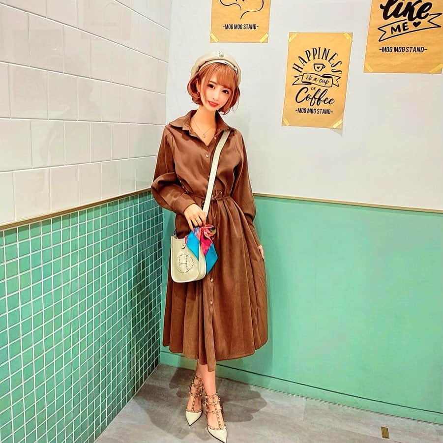 のインスタグラム：「最近暖かくなってきたね☺️🌸 ． この @fifth_store のシャツワンピは厚手で生地がしっかりしてるからもう少し暖かくなったらアウター無しで1枚でも着れちゃう🌸 前のボタンを開ければロングガウンとしても使える💡 春に大活躍しそう✨ ． 小物は白でまとめたよ🙆‍♀️ ． #ootd #fifth #fifthtl #フィフス #2wayフロント釦ロングシャツワンピース  #カジュアル #シャツワンピース #160cm以上コーデ #春コーデ」