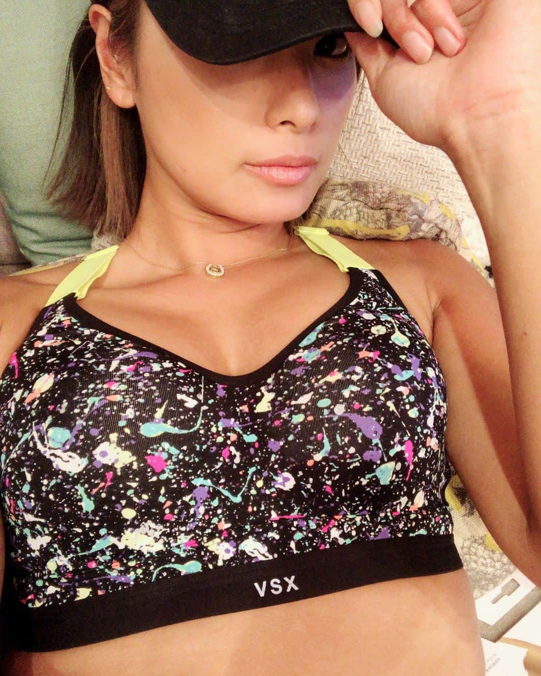 彩海のインスタグラム：「. . パーソナルトレーニングのおかげで 絶賛筋肉痛🥺♥️ . 痛すぎて笑えないけど快感なやつw . . フォーム中心で全然負荷かけてないのに すごいよなぁ…♡ . 明日から沖縄旅行なので 来週またパーソナル頑張るんだ🙋🏽‍♀️ My trainer: @osamu_fit . . みんな素敵な週末を♡love you !! . . . . #素敵な週末を」