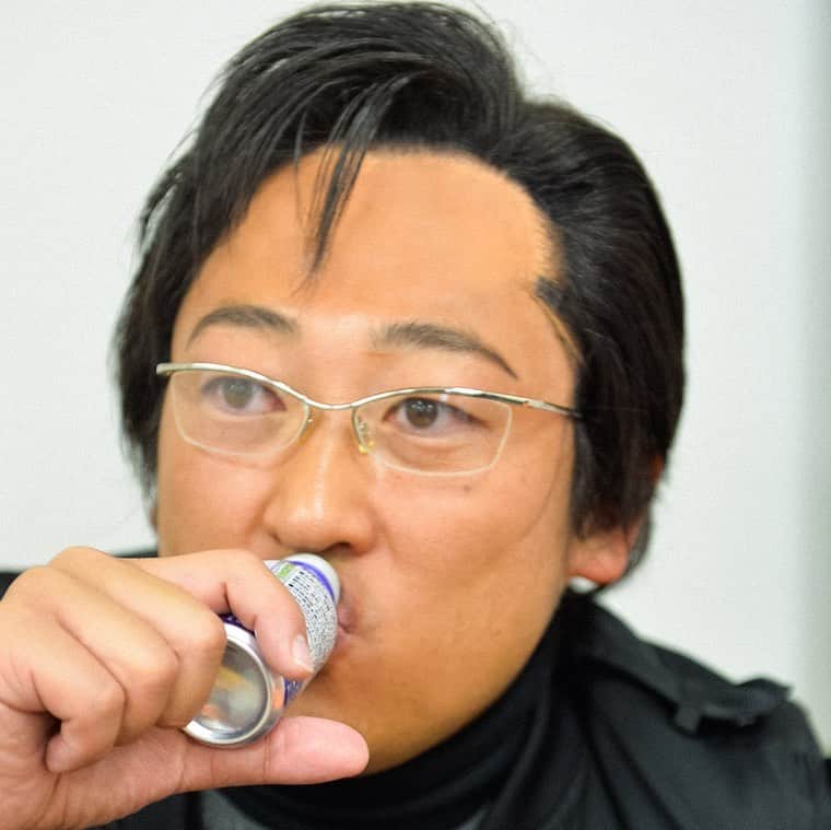 のインスタグラム：「・ ・ 3月13日は漁業法記念日。 ・ プロスカウトマンの荒井裕二郎。 荒井にとってのスカウトは、カツオ漁だという。 魚群探知機には頼らず、カツオなど回游する気配もない場所に行く。 収穫ゼロのときもあるが、そこに魚群が現れた場合は独り占めだと語っているのは有名な話。 ・ では、荒井がスカウトを始めたのは何歳のころでしょう?! ・ 答えは明日の投稿の最後で! ※昨日のクイズの答え→「キツツキタルト」 ・ #クリエイターズファイル #荒井裕二郎 #プロ #スカウトマン #スカウト #漁 #魚 #クリエイター #クイズ #記念日 #ダイアリー #写真日記 #日記 #サプライズ #ザテレビジョン」