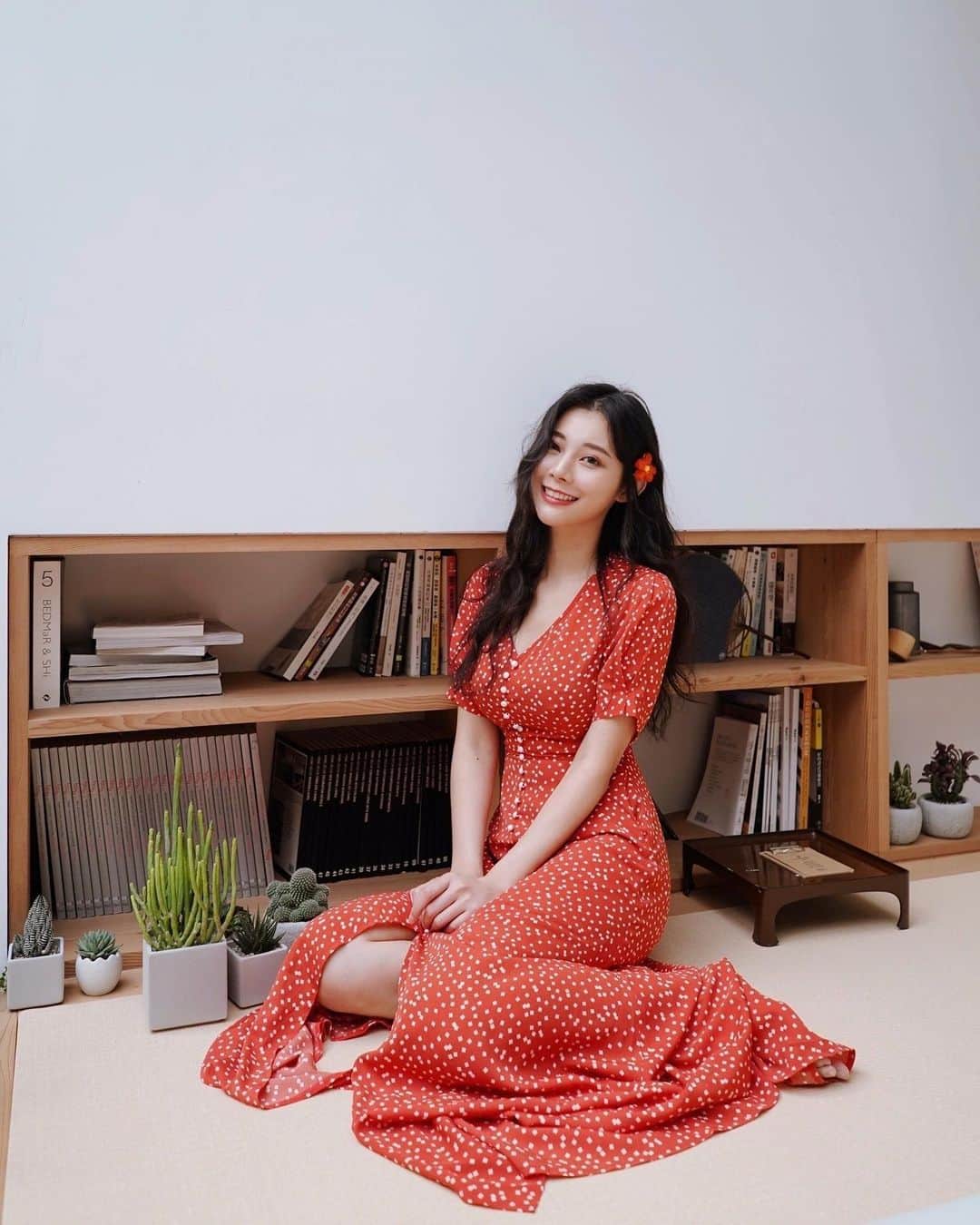 張香香のインスタグラム：「🌺 剛好穿得跟景很搭的時候特別開心😳」