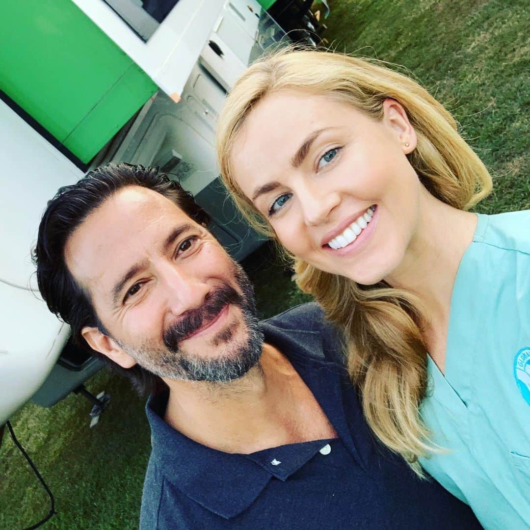 のインスタグラム：「Tonight on #macgyver! I spend time with the lovely @henryiancusick in various distressing situations! 8pm on @cbstv @macgyvercbs • • • #wedontlookconcerned #buttrustmeitsdramatic  #thesearebts  #bts」