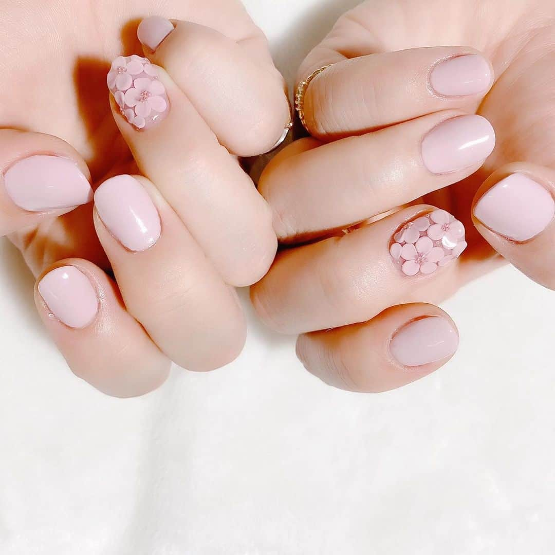 なかやまちえこさんのインスタグラム写真 - (なかやまちえこInstagram)「#flowernails 🌷 @pregelofficial M323 PREANFA 3Dパウダー #nail #nails #nailart #ネイル #美甲 #ネイルアート  #japanesenailart #manucure #japanesenails #manicurist #gelnails #أظافر #네일아트 #미용 #vẽmóng #ngườiđẹp  #เพ้นท์เล็บ #искусствоногтя #artedeuñas #เพ้นท์เล็บเจล #ジェルネイルデザイン #ネイルデザイン #senikuku #nagelkunst #お花ネイル #フラワーネイル #ワンカラーネイル @yuko.suzuhana」3月13日 19時21分 - chiekonakayama