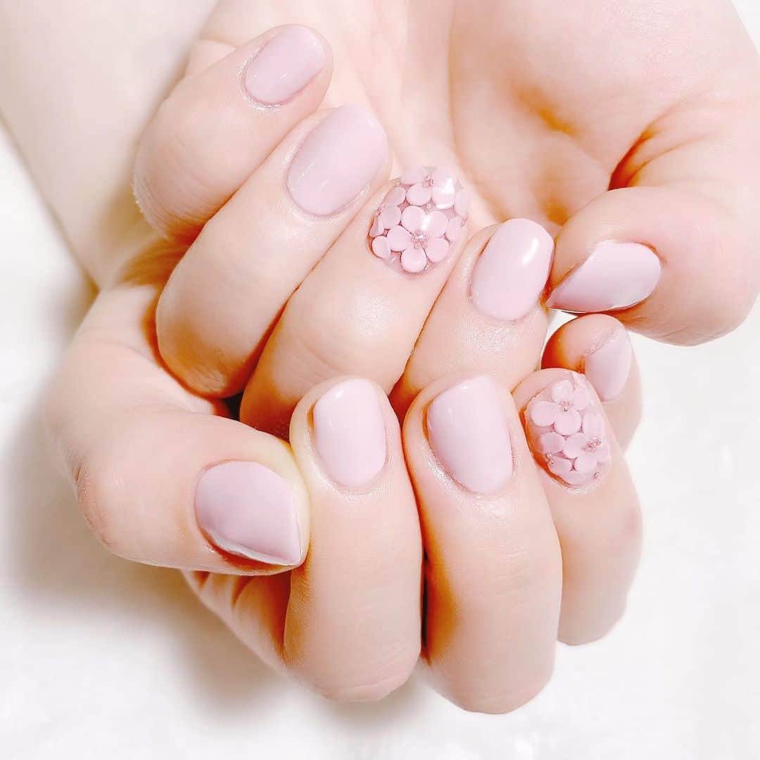 なかやまちえこのインスタグラム：「#flowernails 🌷 @pregelofficial M323 PREANFA 3Dパウダー #nail #nails #nailart #ネイル #美甲 #ネイルアート  #japanesenailart #manucure #japanesenails #manicurist #gelnails #أظافر #네일아트 #미용 #vẽmóng #ngườiđẹp  #เพ้นท์เล็บ #искусствоногтя #artedeuñas #เพ้นท์เล็บเจล #ジェルネイルデザイン #ネイルデザイン #senikuku #nagelkunst #お花ネイル #フラワーネイル #ワンカラーネイル @yuko.suzuhana」
