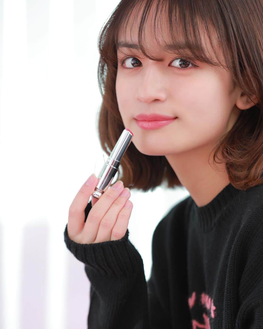 山出愛子のインスタグラム：「ラメが入ってるリップ久々に使ったけどキラキラしてかわいい😌💕 発色も良くて色も可愛い💕 今からの季節にピッタリ！  #ステラーハロシャイン 667番 #ステラーグロス 553番  #dior #diormakeup #アディクトハロシャイン」