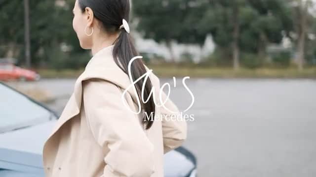田沢美亜のインスタグラム：「私たちurakuが旅のみちみちで出会う日本の美しい風景や物、事、をメルセデスと共にみつめる旅紀行 「She's Mercedes meets Japan」 が今年で3年目を迎えました！ 今回からリニューアルとなり、動画も加わりました！  日本の美しい手仕事、受継ながれてきた技、職人みなさんの眼差しに感動とパワーをいつも分けて頂いてます。  是非ご覧になって下さい（＾ν＾） プロフィールのリンクからご覧いただけます。  Vol. 18  東京都　品川から浅草（東海道） 前編  藤山千春、優子　錦霞染色工房  島の恵みを伝える美しい染織物 「吉野間道」  #shesmercedesmeetsjapan #uraku_tokyo  #吉野間道  #草木染織物 #藤山千春  #藤山優子 #錦霞染色工房  ・ film by @ramon_onizawa  ・ costume (special thanks ) @rope_eternel  @rope_jp  @continuer.official」