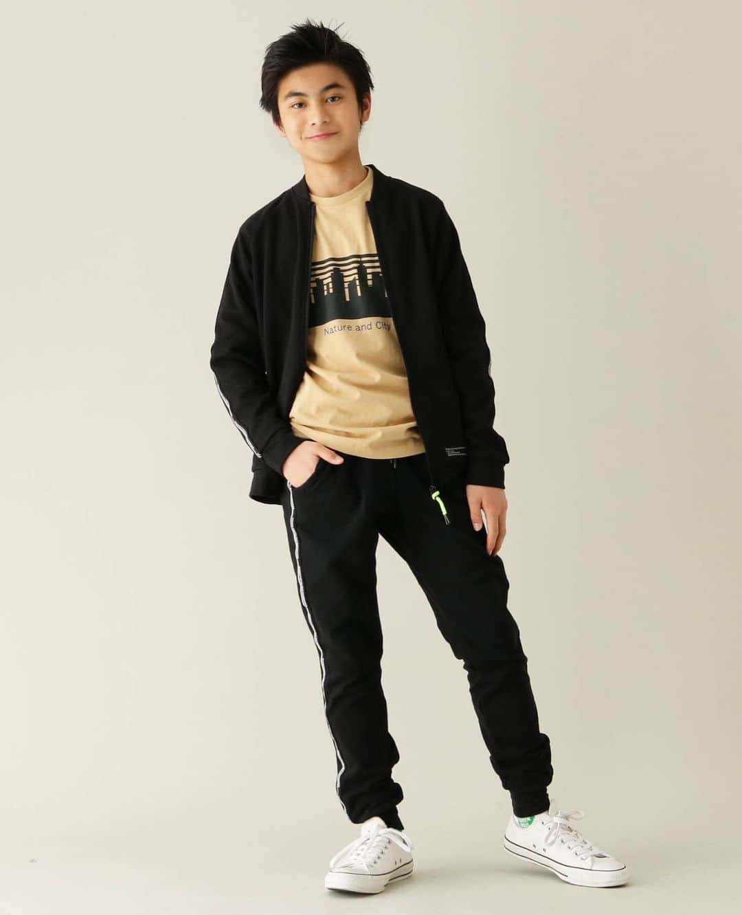 ひゅうがのインスタグラム：「THE SHOP TK のモデルを務めさせていただきました！  キッズからジュニアまでサイズも豊富でカッコいい！かつ動きやすくて最高な洋服です！  着用サイズ　160(ジュニアサイズ)  #theshoptk #tstk #ザショップティーケー #ザショップtk  #吉田日向　#hyugayoshida」