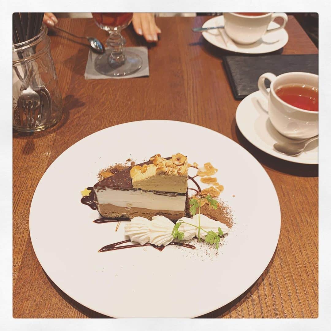 東李苑さんのインスタグラム写真 - (東李苑Instagram)「最近のカフェ事情 ☕︎ #glaciel #グラッシェル . いつもはパフェを注文しちゃうけど たまにはアイスケーキを。 ルタオ系列は 季節のブレンド紅茶が 密かな楽しみ💐 . きろく。 🌱」3月13日 19時34分 - az_rion