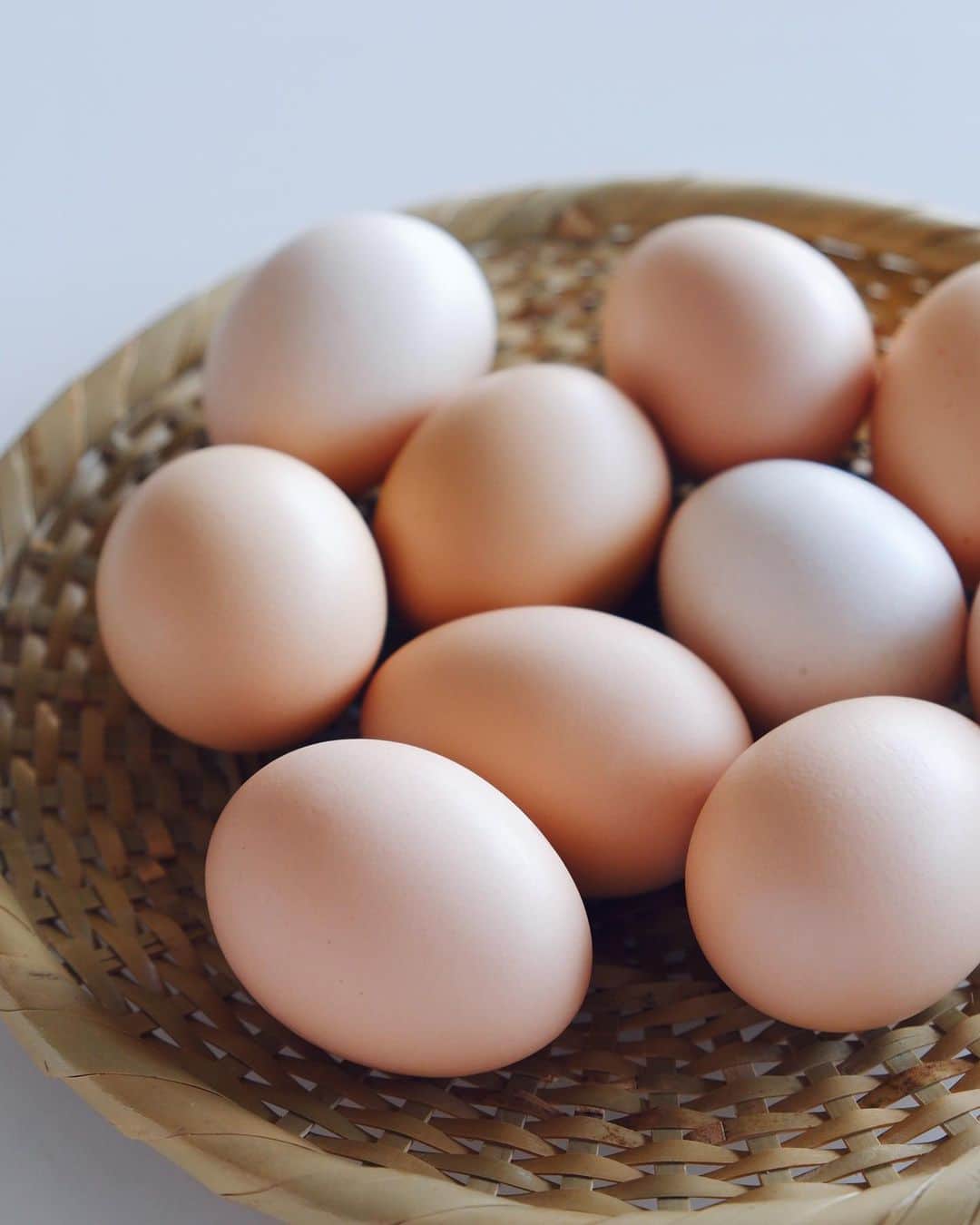 武智志穂さんのインスタグラム写真 - (武智志穂Instagram)「千葉での撮影の帰り道。﻿ 偶然寄った直売所で、レジのおかあさんが「美味しいよ〜！」とおすすめしてくれた初卵🥚﻿ 初卵は若鶏がはじめて生む卵で、小ぶりだけど、蓄積した栄養がぎゅっと詰まっているそう。﻿ 数も限られるため、市場には出回っていないんだって！﻿ ﻿ 昔から縁起物として、妊娠・出産や長寿祈願の贈り物として重宝されてきたらしい🧐✨﻿ ﻿ よく見てみると、ひとつひとつの色や大きさが違って愛らしい。﻿ みんな個性があるんだね。﻿ ﻿ わたしもこの縁起物のご利益にあずかりたいと思います👏」3月13日 19時26分 - shiho_takechi