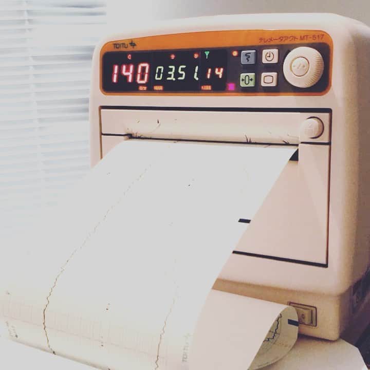 サオリリスのインスタグラム：「お腹の中の娘の心音×seihoくんの音 #分娩室にて」