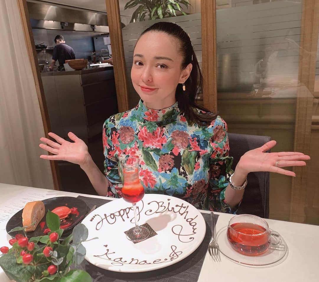 のインスタグラム：「久しぶりのインスタ投稿は誕生日🎂😊 私が日本に来た中学時代の頃からの大親友にお祝いしてもらいました❤️すごく嬉しかったし、なにより三人でいろいろ話すことが楽しくて癒しで、幸せな時間‼️ありがとう😊 #happy #peace #gorgeous #love #bff #longtimefriends #birthday #life #mood #goodvibes #wonderful」