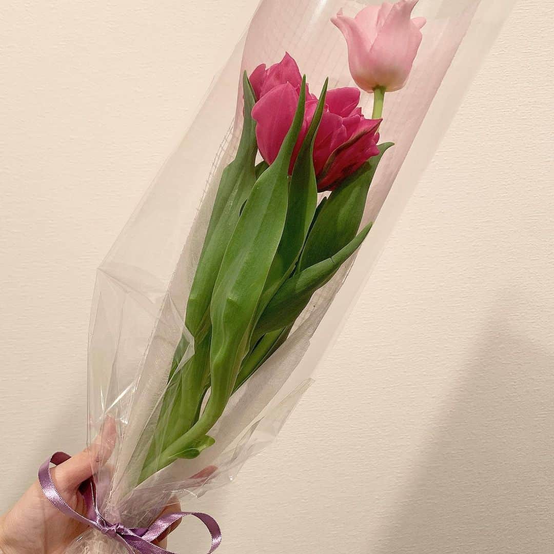 石井陽菜さんのインスタグラム写真 - (石井陽菜Instagram)「﻿ ﻿ ﻿ ﻿ ﻿ ﻿ ﻿ 花瓶をやっと買ったので﻿ 大好きなチューリップ買いました🌷﻿ ﻿ ﻿ ﻿ ﻿ ﻿ お花が好きになったのは1年前くらいかな〜﻿ ﻿ 大人になった🧑﻿ ﻿ ﻿ ﻿ ﻿ ﻿ ﻿ ﻿ ﻿ #花のある生活　#like4likes #instagood」3月13日 19時42分 - ishii__haruna