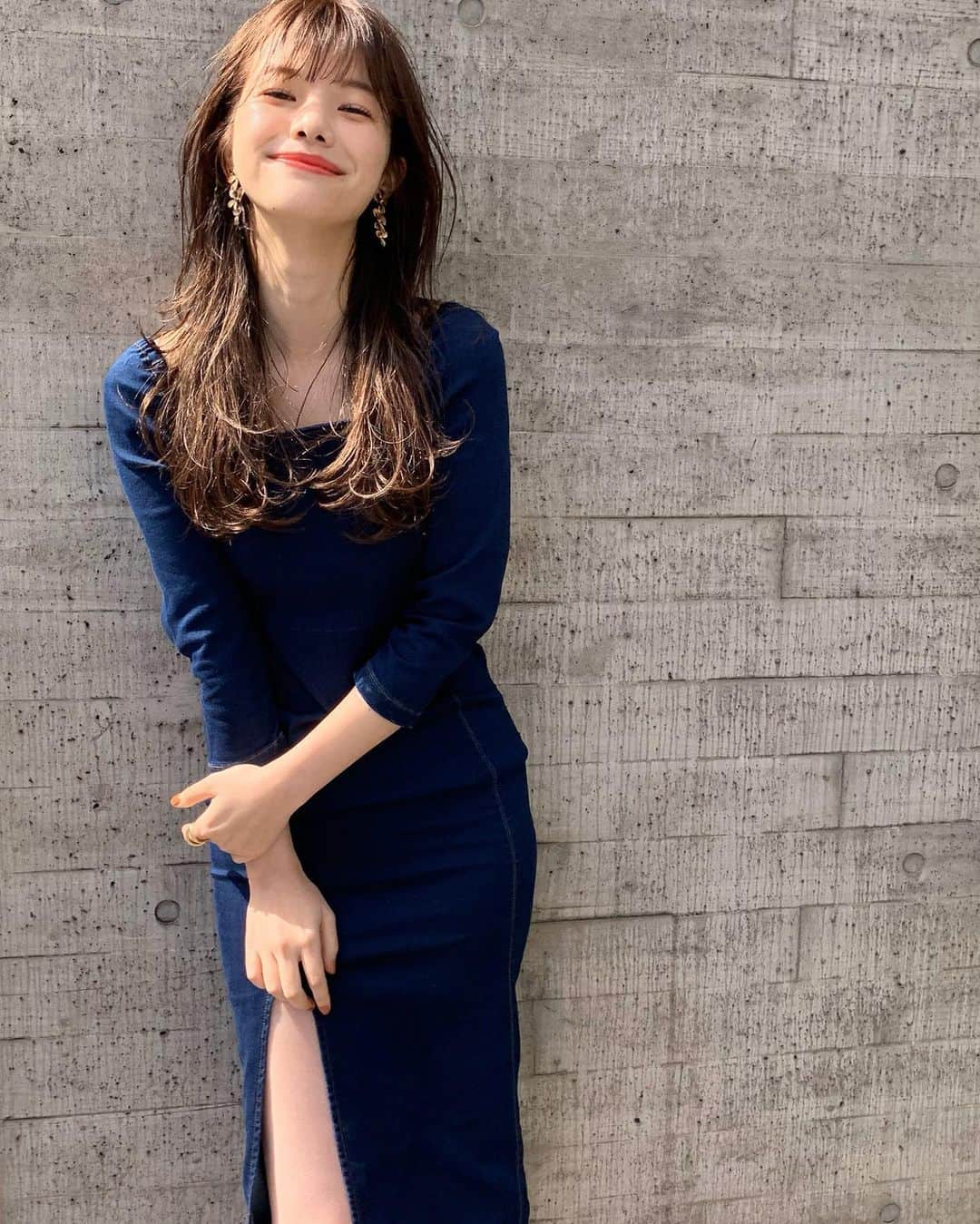 西谷菜々のインスタグラム：「.﻿ 切りたての染めたて☺️﻿ ﻿ レイヤーをたっぷり入れてもらったから﻿ 毛先ワンカールだけでふわっと動く🌸﻿ この春の個人的テーマが透明感なので、﻿ ショコラグレージュにほんのりラベンダーを重ねてもらった🍫﻿ ﻿ わたしのこだわりを汲み取って、最高ヘアにしてくれるなほちゃん﻿ いつもありがとうー♥﻿ #log」
