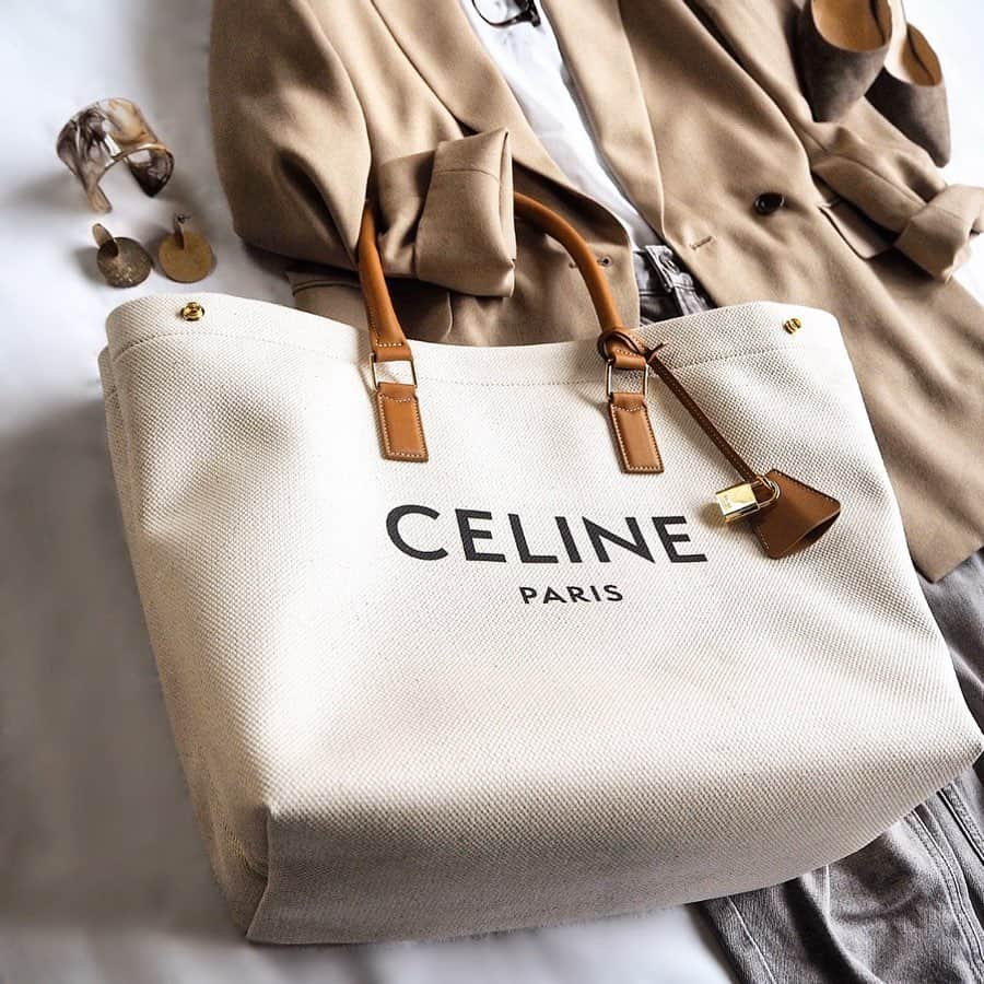 chiyo1173さんのインスタグラム写真 - (chiyo1173Instagram)「・ 大きめバッグを探していて辿り着いた  @celine のキャンバストート。 荷物沢山入るし、 サイドのスナップボタンの開閉で 表情が変わるというのも決め手ポイント❤︎ ・ ・ 2枚目のコーデ jacket、tops：#unitedarrows #ユナイテッドアローズ denim：#upperhights #アッパーハイツ  bag：#celine #セリーヌ shoes：#baldanshoes #バルダン ・ ・」3月13日 19時39分 - chiyo1173