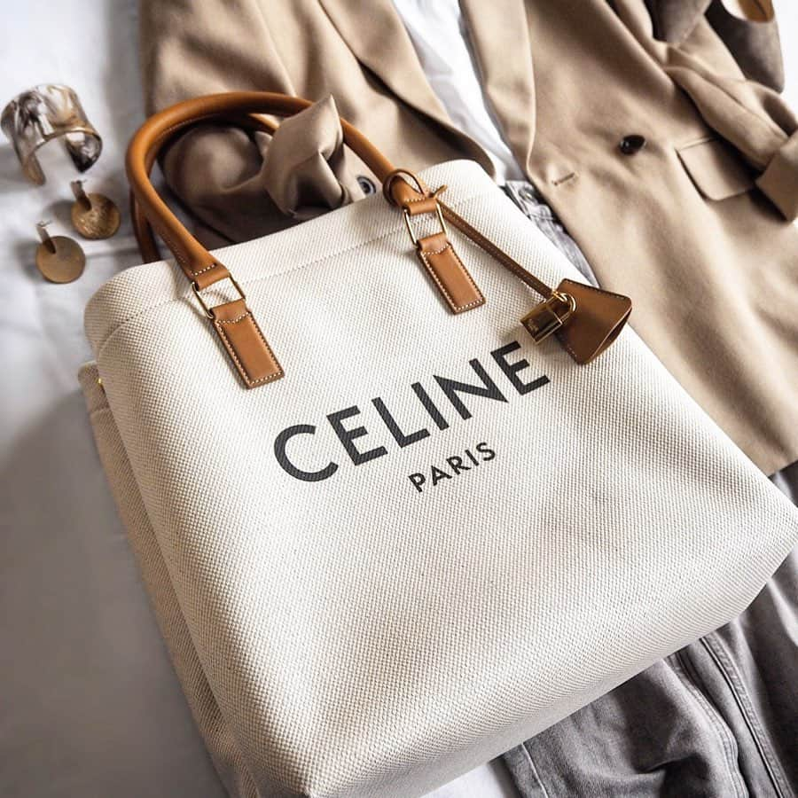 chiyo1173さんのインスタグラム写真 - (chiyo1173Instagram)「・ 大きめバッグを探していて辿り着いた  @celine のキャンバストート。 荷物沢山入るし、 サイドのスナップボタンの開閉で 表情が変わるというのも決め手ポイント❤︎ ・ ・ 2枚目のコーデ jacket、tops：#unitedarrows #ユナイテッドアローズ denim：#upperhights #アッパーハイツ  bag：#celine #セリーヌ shoes：#baldanshoes #バルダン ・ ・」3月13日 19時39分 - chiyo1173