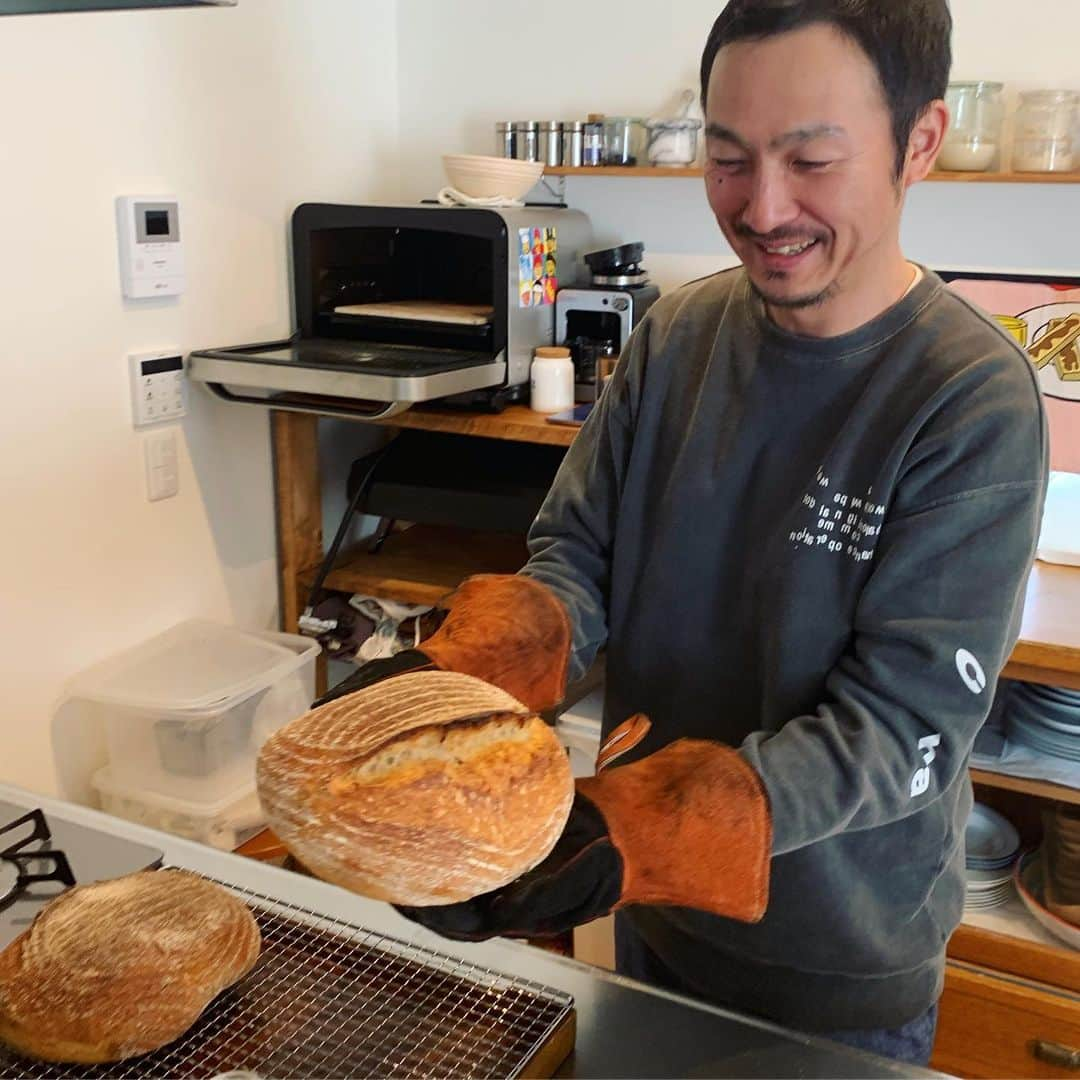 川辺ヒロシさんのインスタグラム写真 - (川辺ヒロシInstagram)「KENTがREC中にタルティーヌベーカリー並みに美味いサワードウ・ブレッド焼いてくれた」3月13日 19時51分 - firoshi1