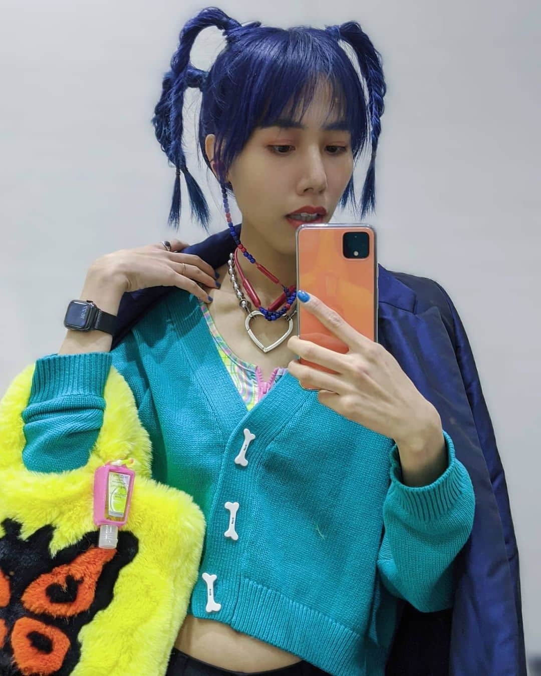 草野絵美のインスタグラム：「Insired by 90's Harajuku style🦋✨ 髪色変えよう迷ったけどやっぱり青系が落ち着く....💙　#navyhair」