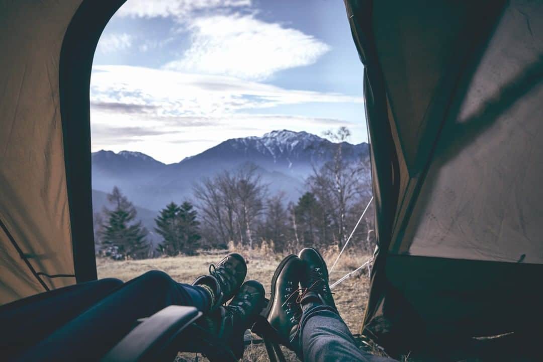 Coleman Japanのインスタグラム：「ゆっくりと流れる時間🏕️ #テントからの景色 を楽しもう。 ・ ━━━━━━━━━━━━━━━ #私のコールマン を付けて投稿して頂いた中から素敵なお写真は、コールマン公式SNSでご紹介させて頂きます♪ ━━━━━━━━━━━━━━━ ・ ・ ・ #灯そうColeman #灯そうコールマン #灯そう #Coleman #コールマン #Camp #キャンプ #Outdoor #アウトドア #Tent #テント #コールマンテント」