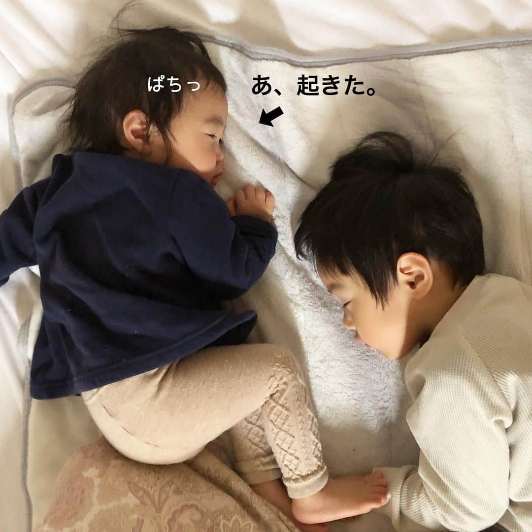 makikoさんのインスタグラム写真 - (makikoInstagram)「❤︎ 先週1週間は幼稚園も休園で家で過ごしてたら、エイトも久しぶりに昼寝しちゃった😪 ．  #ことちゃんのプチ逆襲 #お昼寝 #1歳 #生後18ヶ月 #4歳 #兄妹 #親バカ部」3月13日 20時00分 - batako93