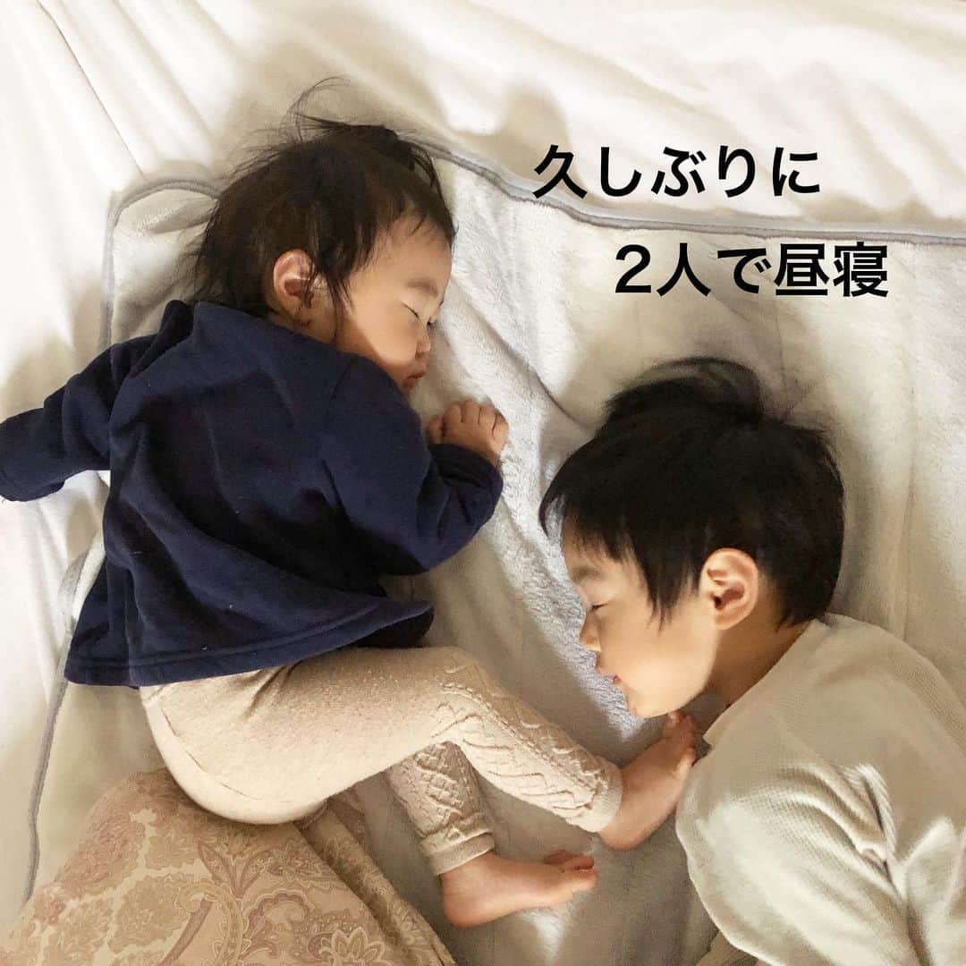 makikoさんのインスタグラム写真 - (makikoInstagram)「❤︎ 先週1週間は幼稚園も休園で家で過ごしてたら、エイトも久しぶりに昼寝しちゃった😪 ．  #ことちゃんのプチ逆襲 #お昼寝 #1歳 #生後18ヶ月 #4歳 #兄妹 #親バカ部」3月13日 20時00分 - batako93