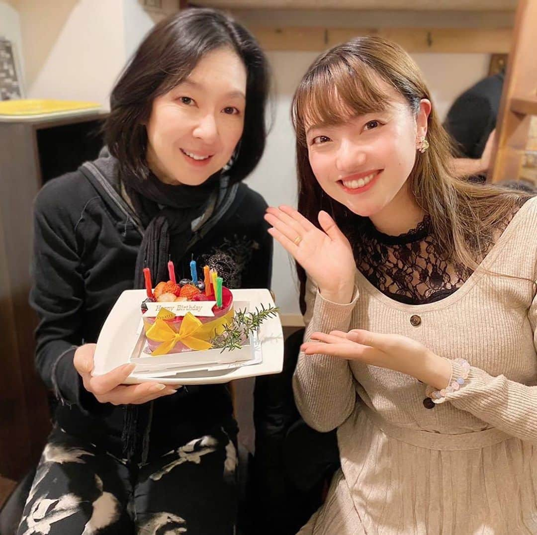 愛水せれ奈さんのインスタグラム写真 - (愛水せれ奈Instagram)「先日、このお方様とお食事🍽させて頂く機会がございました✨😍✨ . #星組 #千珠晄 さん (サミーさん) . シメさん(#紫苑ゆう さん)の時代の星組をご存知の方でしたら誰もがお分かりになるはず❣️❣️ #殉情 #初演 の#利太郎 さんであります✨😆✨ お芝居はもちろん❣️ #ダンサー さんであり、なんといっても#声 に#特徴 があり、最高の#ハスキーボイス ✨ 踊っている時に発して下さる#かけ声 が大好きでありました✨😆✨ ダンスの大変なナンバーで、皆様しんどくなるー💦というところでバッチリかけ声を発して下さり、もぉ1つ場面がグッと上がる❣️❣️ と言った本当に最高にカッコ良く素敵な#男役 の方でありました😄💓 そして#スタイル が良きなのですよ😍 . そんなサミーさんとお食事🍽をさせて頂き✨ まさかのお誕生日🎂をお祝いさせていただく事が出来、本当に幸せでありました😍✨ とても気さくな方でいらして、#当時 の#星組 について色々とお話しして下さいました😋🍒 そしてなんといっても変わっていらっしゃらない✨✨✨ やっぱりカッコイイ❤️ . 本当に#小学生 の頃の私からした#夢のような時間 でありました✨✨✨ 幸せでした😌💕 ありがとうございました🙇‍♀️✨」3月13日 19時52分 - airi.aaari.aimi