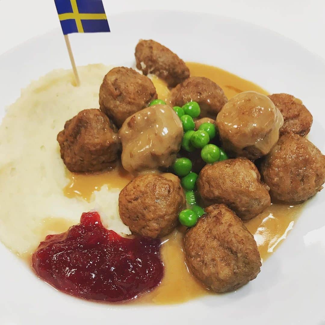 ハチミツ二郎さんのインスタグラム写真 - (ハチミツ二郎Instagram)「晩メシ。  スウェーデンミートボール スウェーデン料理の代表。リンゴンベリージャムをつけてたべるのが伝統です。」3月13日 19時54分 - jirohachimitsu