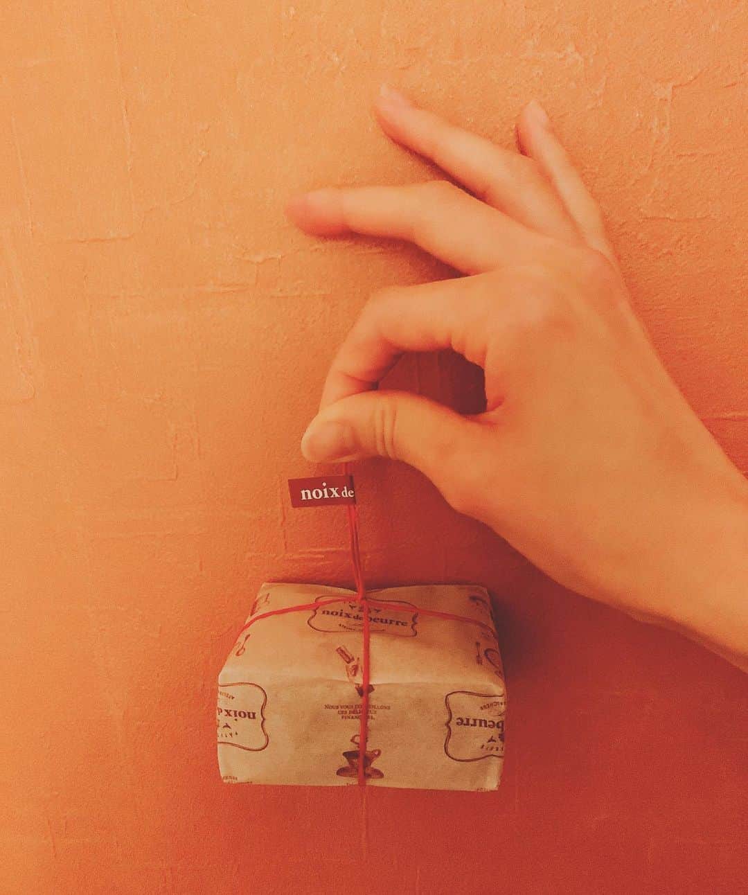 大月さゆのインスタグラム：「寿司折を持って酔っ払って帰ってくるオヤジのお土産みたいで可愛い🥳と、いただきました。美味しいサブレ。 本当に美味しい！ そしてこのサイズ感がたまらん。  #noixdebeurre  #小さな手土産 #可愛い包み #明日はホワイトデー」