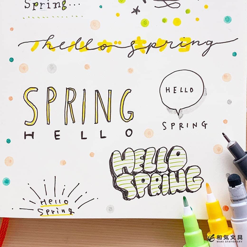 文房具の和気文具さんのインスタグラム写真 - (文房具の和気文具Instagram)「今回は『HELLO SPRING 春が来た』を、たくさん描いてみました。右上二番目のHelloのひとつめの『l』がちょっと小さすぎて『e』っぽくなっちゃいましたね～(^_^;) ・ ともあれ、最近お気に入りのペン『ステッドラー ピグメントライナーとZIG クリーンカラードット』の組み合わせでいろいろ楽しみました。 ・ 詳細はウェブマガジンに掲載しています ↓プロフィール欄のURLからどうぞ @wakibungu ・ 手帳やノートの片隅に春を先取りしちゃいましょ～(^^) ・ #クリーンカラードット #文字アレンジ #手帳 #日記 #ノート #文房具 #文具 #文具控 #手帳会議 #cleancolor #hellospring #diary #journal #notebook #stationery #和気文具 #大阪」3月13日 11時04分 - wakibungu