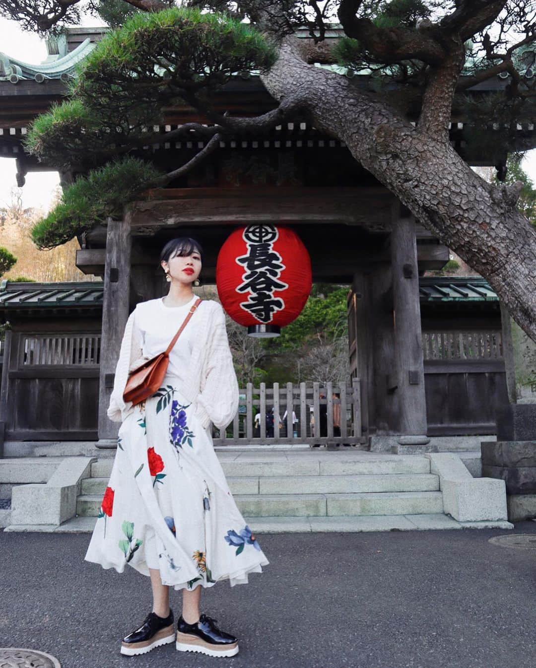 中島奈津希さんのインスタグラム写真 - (中島奈津希Instagram)「⛩💭🏮﻿ ﻿ ﻿ ﻿ ﻿ ﻿ ﻿ お姉(@nakajima_ayano )が﻿ 連れてきてくれた鎌倉 ＂#長谷寺 ＂﻿ ﻿ お寺の中にいる#和み地蔵 を見つけるたび﻿ 心が和みました☺️💭💕💕﻿ 桜が咲くのはもう少し先のようだったので﻿ その頃にまた行きたいなぁ🌸﻿ ﻿ ﻿ ﻿ ﻿ ﻿ そして、﻿ 質問頂いていたこの日のコーデ。﻿ ﻿ Tshirt/#GU ×#ELLE ﻿ skirt/#amerivintage ﻿ cardigan/#fifth ﻿ bag/#yvessaintlaurent ←お姉の👶🏻笑﻿ shoes/#rakuten ﻿ earring/#rimiue ﻿ ﻿ ﻿ ﻿ ﻿ ﻿ ameriのスカートをメインに﻿ 主張し過ぎず着たかったから色は統一させて﻿ スカートの柔らかな素材が際立つように﻿ 重めのボリューム感のあるカーディガンを﻿ 羽織ったよ。﻿ 歩くたび揺れるスカートが﻿ とても上品で﻿ お気に入りのコーデだったので﻿ たくさん質問頂けてとっても嬉しかったです♡﻿ ﻿ 因みに﻿ カーディガンもTシャツもプチプラだし﻿ サンローランのショルダーは﻿ お姉さま(@nakajima_ayano )のをお借りしました🥺👍🏻❤️笑﻿ #姉妹あるある　←﻿ ﻿ ☁️☁️☁️☁️☁️☁️☁️☁️☁️☁️☁️☁️☁️☁️☁️☁️☁️﻿ #kamakura#kamakuratrip#hasetemple ﻿ #鎌倉#鎌倉旅行#鎌倉巡り#鎌倉観光#女子旅　﻿ #コーデ#春コーデ#おなつ旅#おなつコーデ」3月13日 11時05分 - nakajima_natsuki